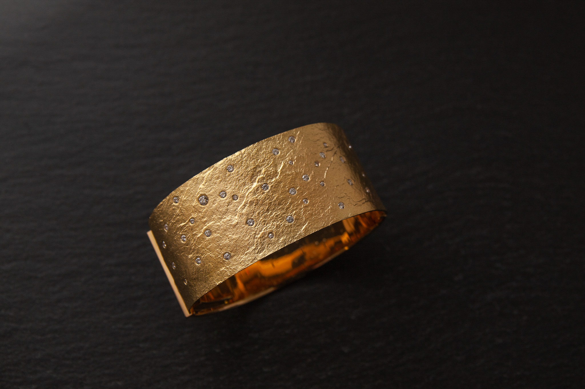 Armreif in Gelbgold mit Diamanten im Brillantschliff