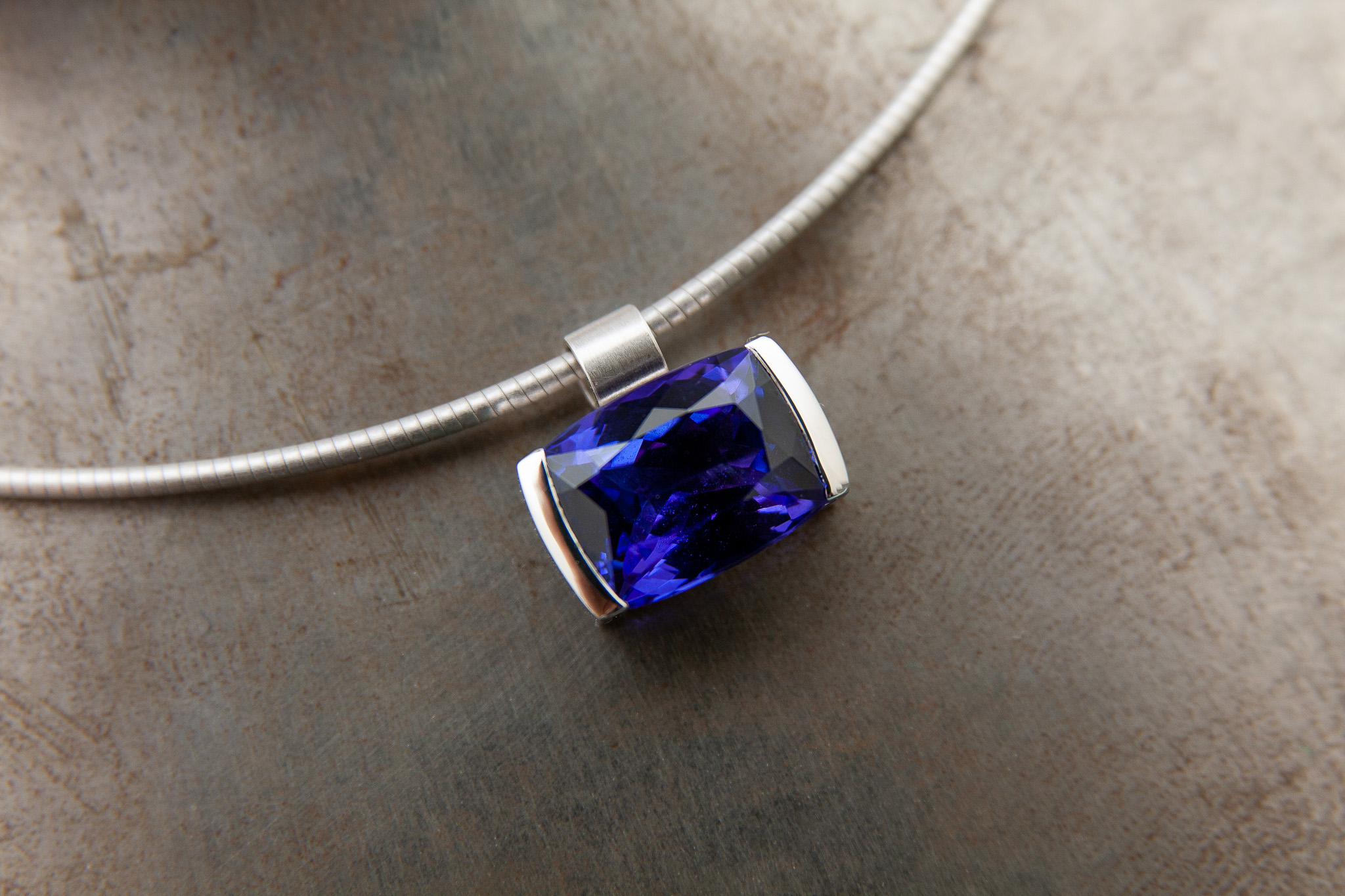 Anhänger in Weissgold 750 mit Saphir Kissenschliff