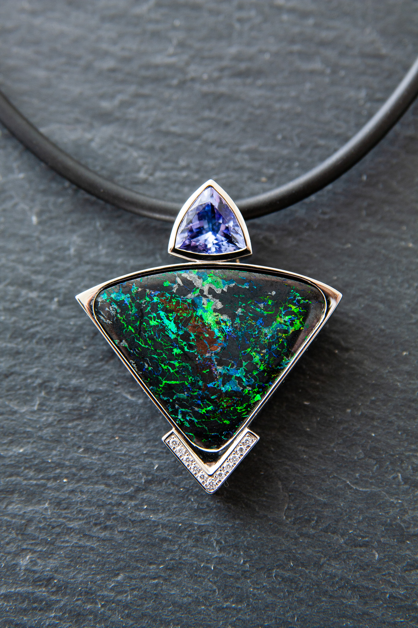 Anhänger in Weissgold 750 mit Boulderopal Dreieck und Tansanit Dreieck