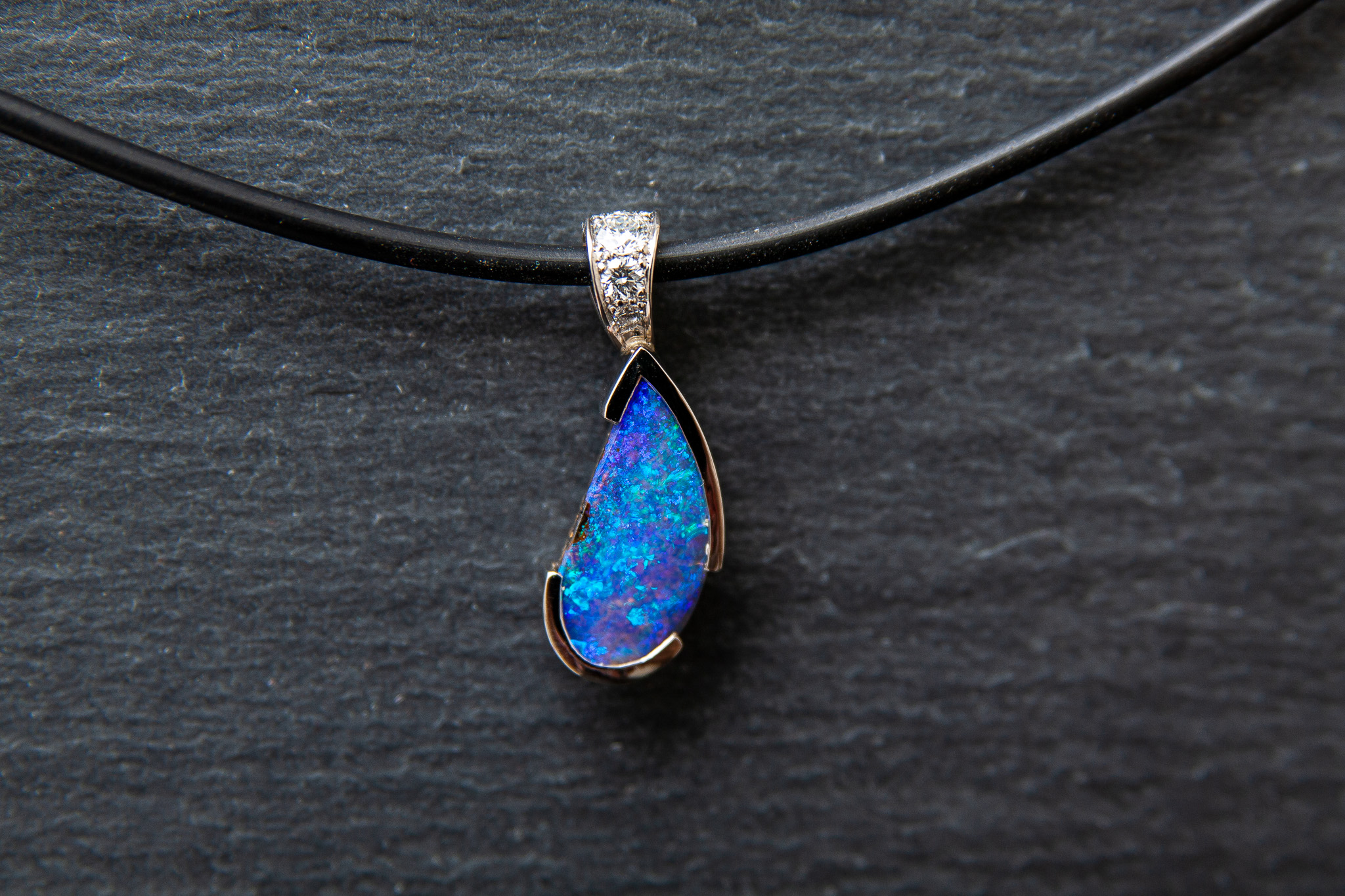 Anhänger in Weissgold 750 mit Boulderopal und Diamanten im Brillantschliff