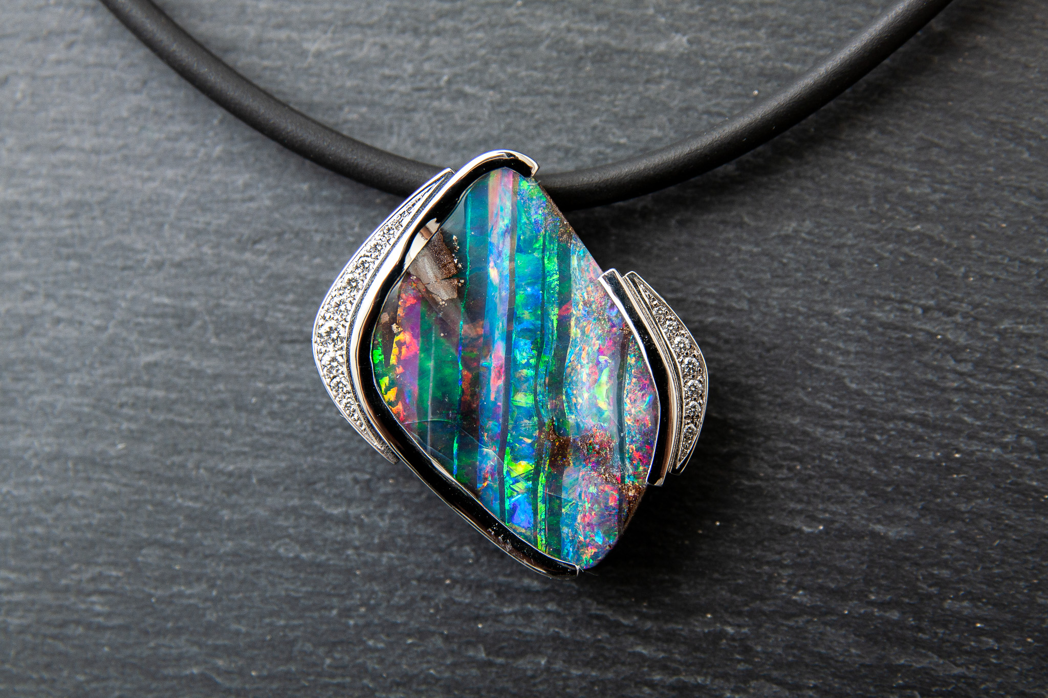 Anhänger in Weissgold 750 mit Boulderopal Diamanten im Brillantschliff