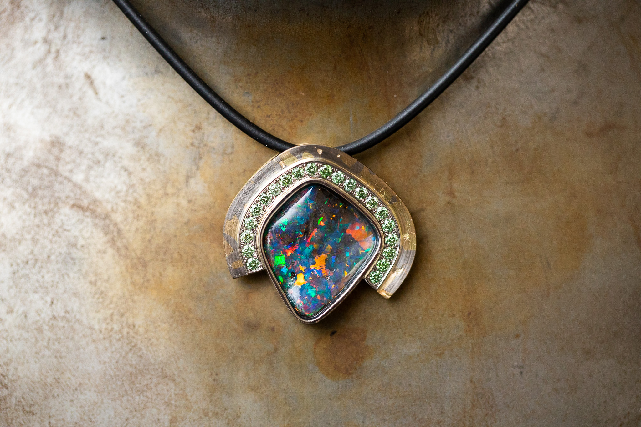 Anhänger Gelb.-Weissgold 750 mit Boulderopal und grünen Diamanten im Brillantschliff