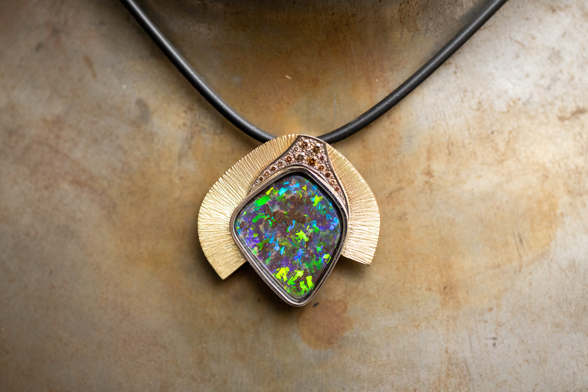 Anhänger in Gelb.-Weissgold 750 mit Boulderopal und braunen Diamanten im Brillantschliff