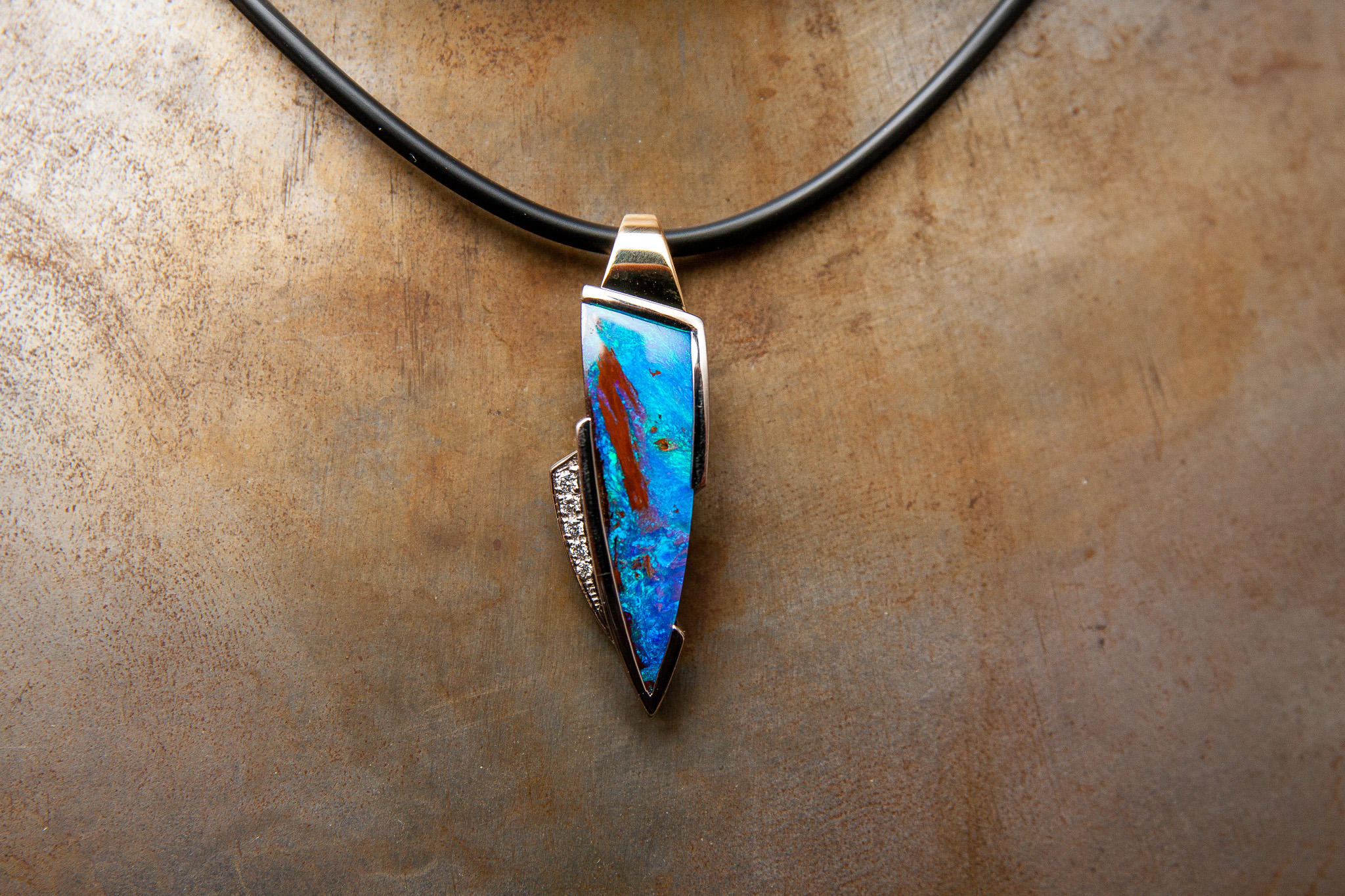 Anhänger in Gelb.-Weissgold 750 mit Boulderopal und Diamanten im Brillantschliff