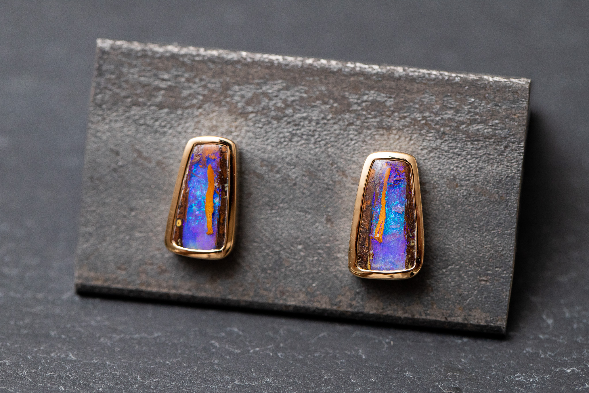 Ohrstecker in Gelbgold 750 mit Holzopalen