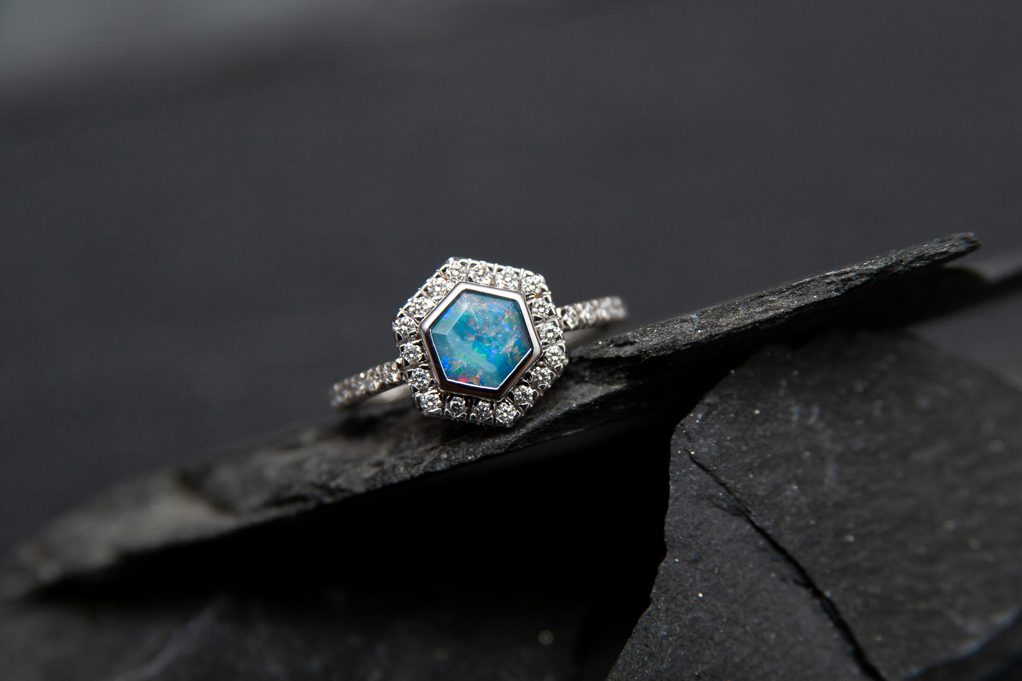 Ring in Weissgold 750 mit Boulderopal und Diamanten im Brillantschliff