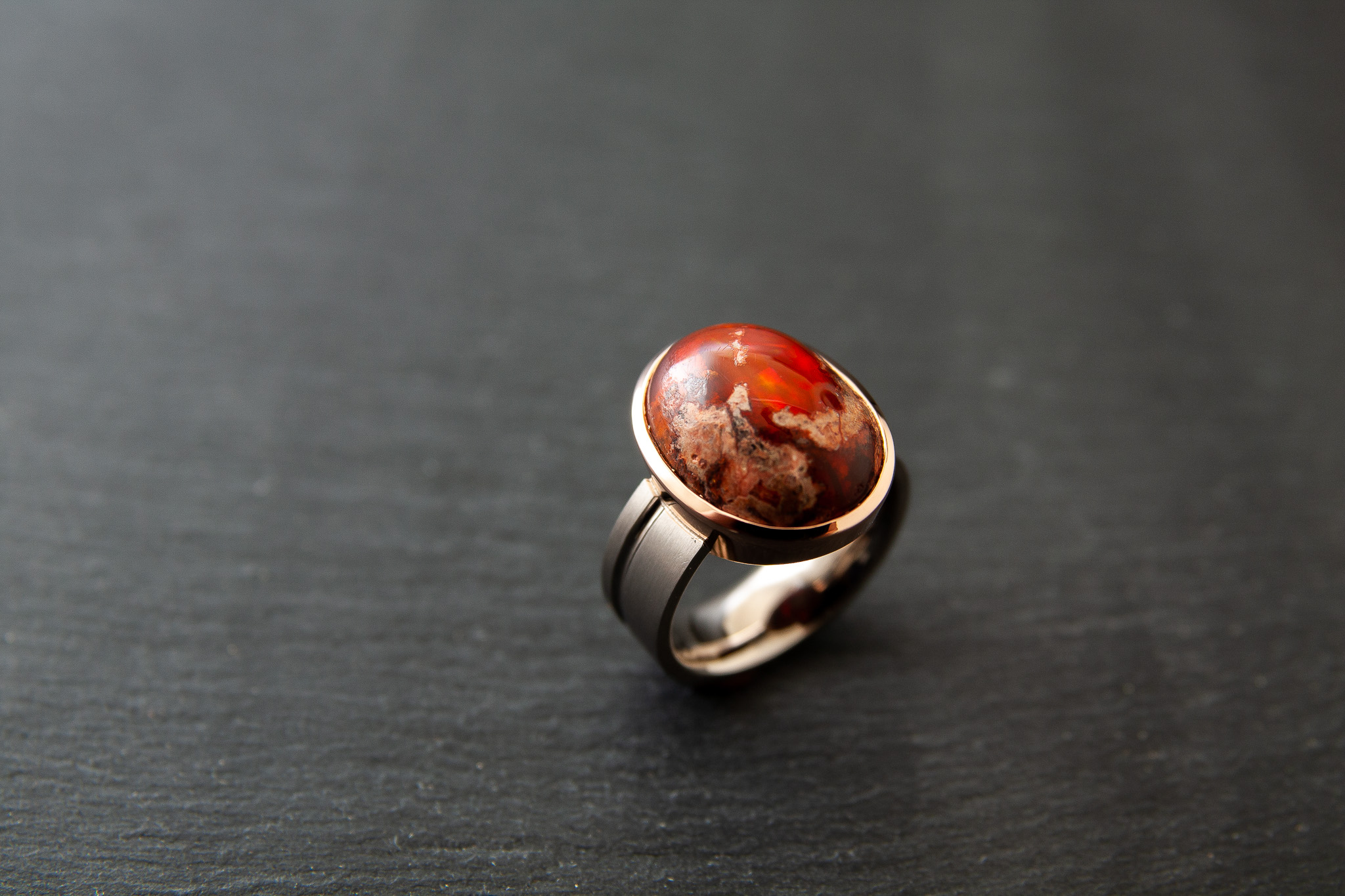 Ring in Rot.-Weissgold 750 mit Feueropal , Cabochon