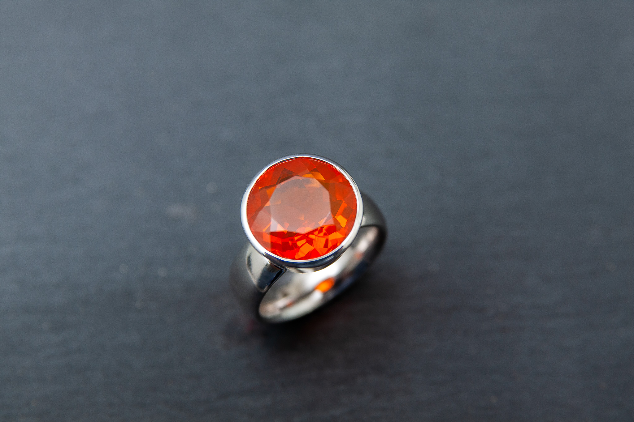 Ring in Weissgold 750 mit Feueropal, facettiert