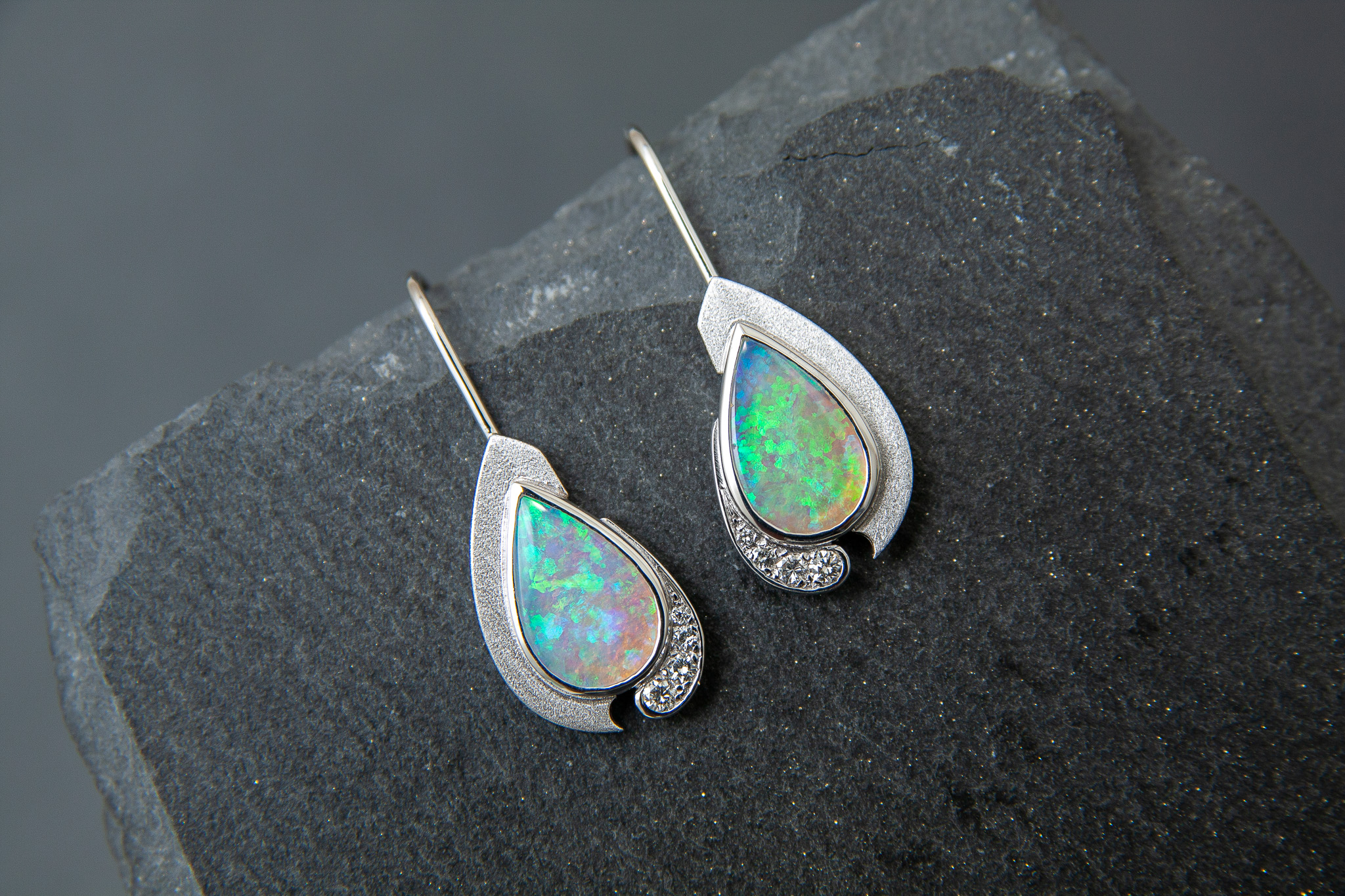 Ohrhänger in Weissgold 750 mit Weissopalen und Diamanten im Brillantschliff