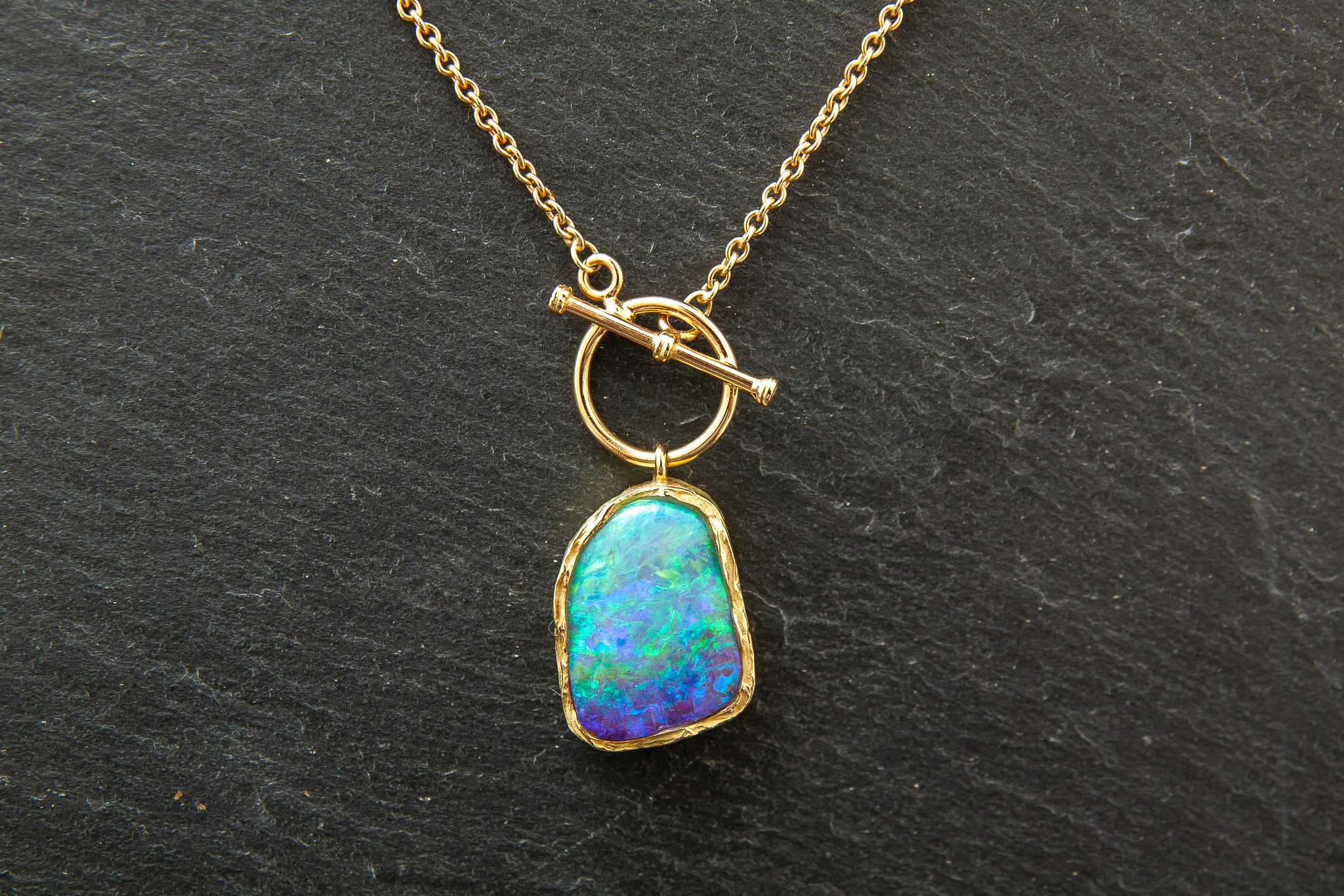 Anhänger "Geschmort" in Gelbgold 750 mit Boulderopal