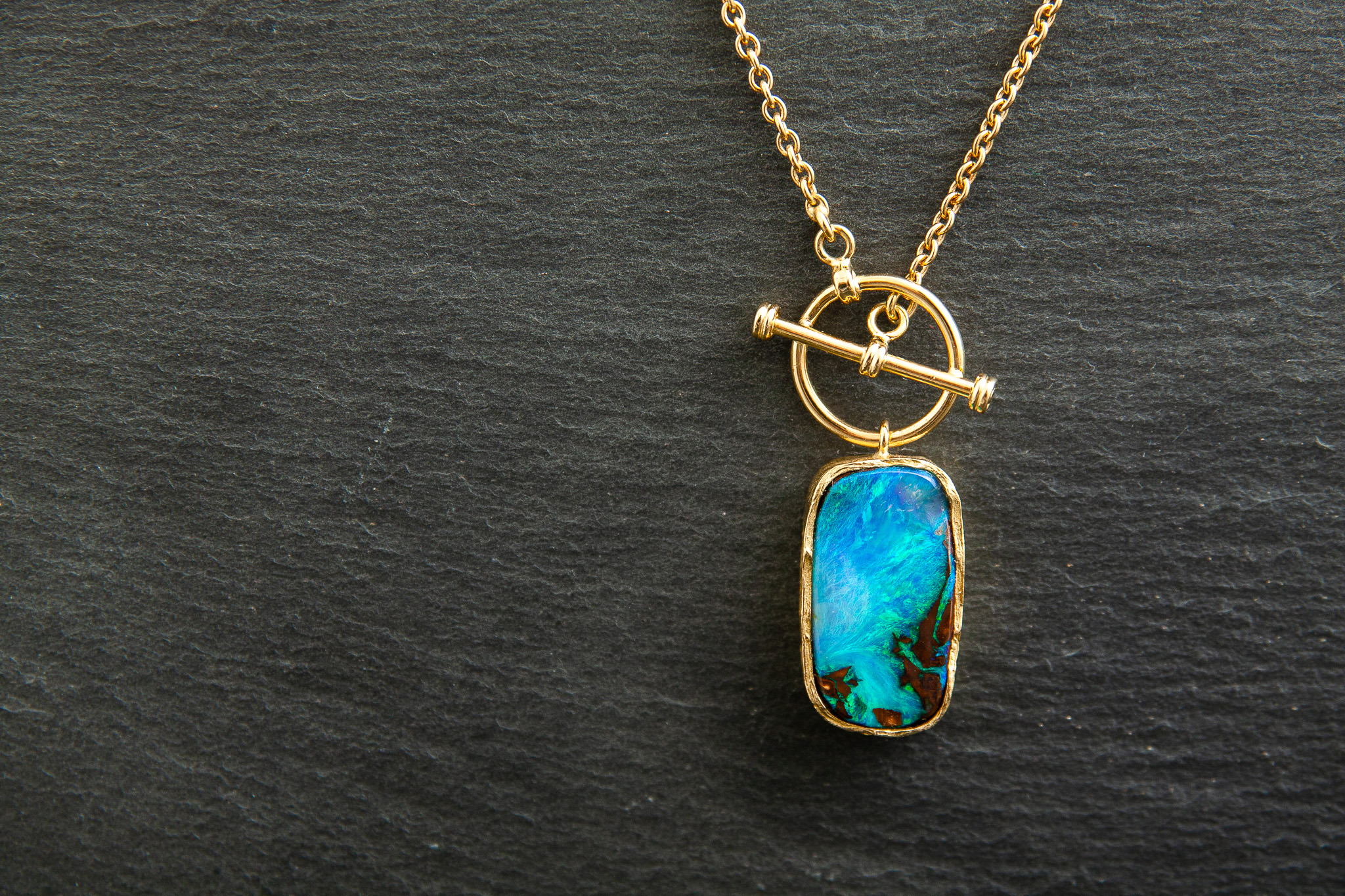 Anhänger "Geschmort" in Gelbgold 750 mit Boulderopal