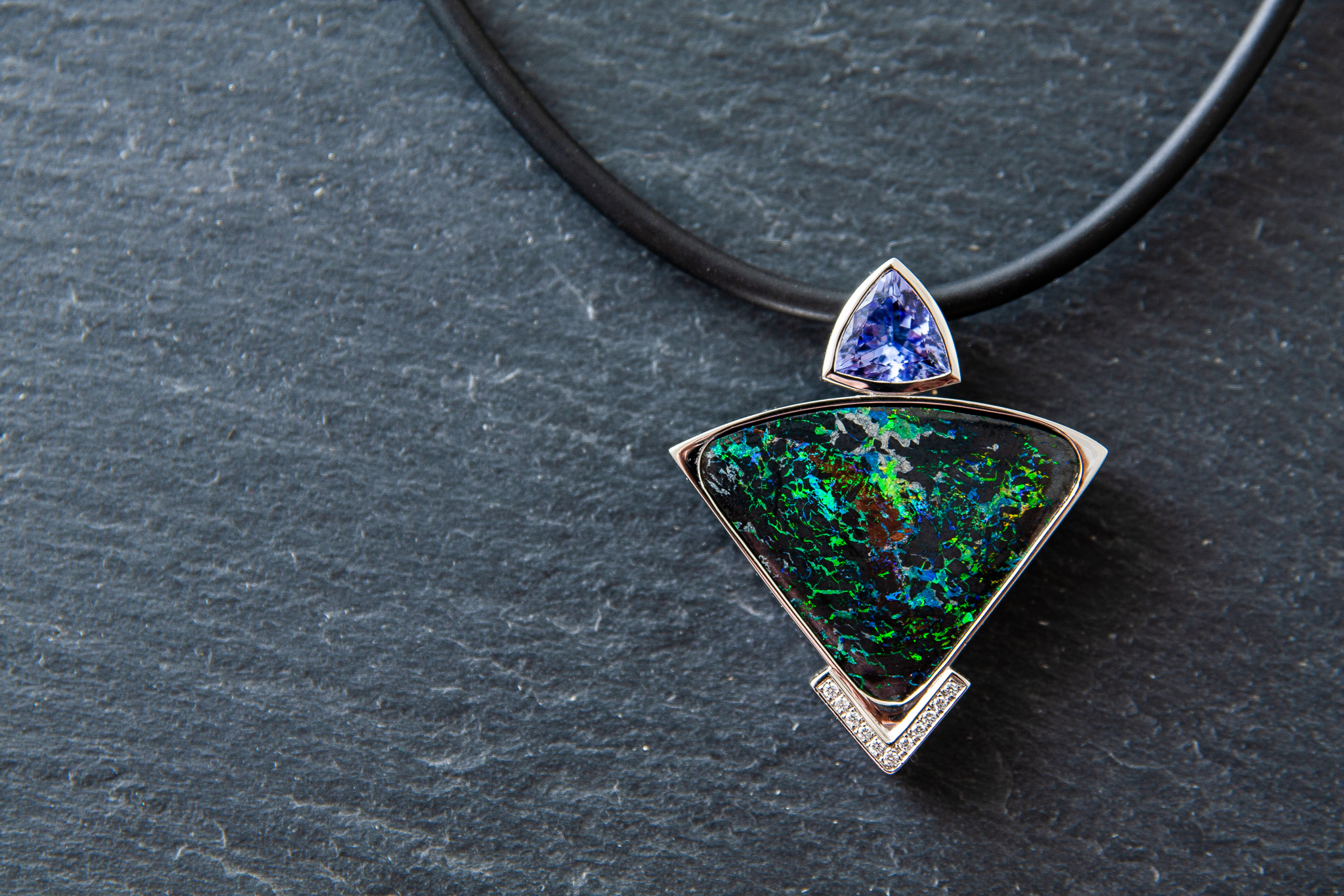Anhänger in Weissgold 750 mit Boulderopal, Tansanit in Triangelform und Diamanten im Brillantschliff