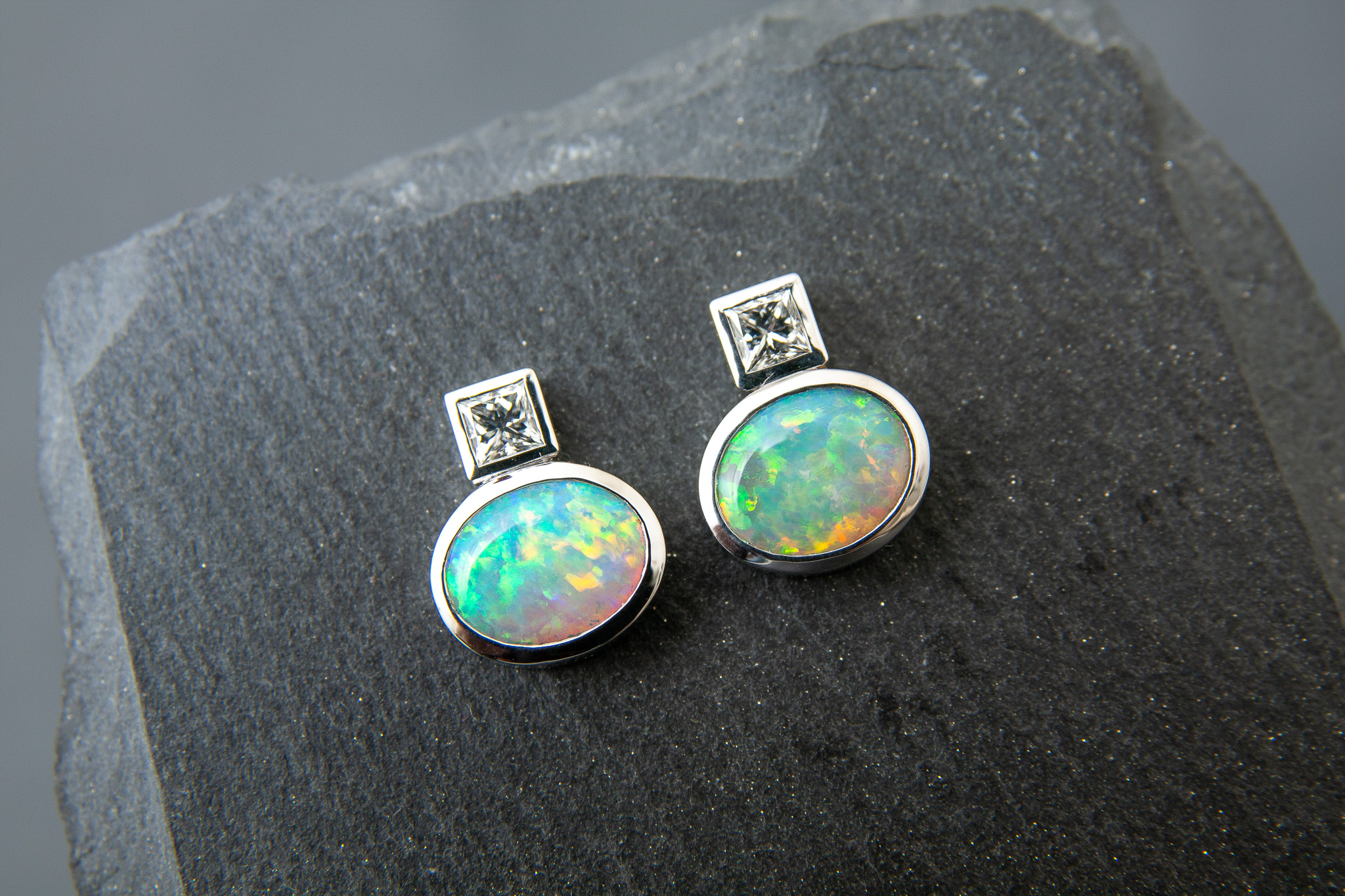 Ohrstecker in Weissgold 750 mit Diamanten Carré und Weissopalen