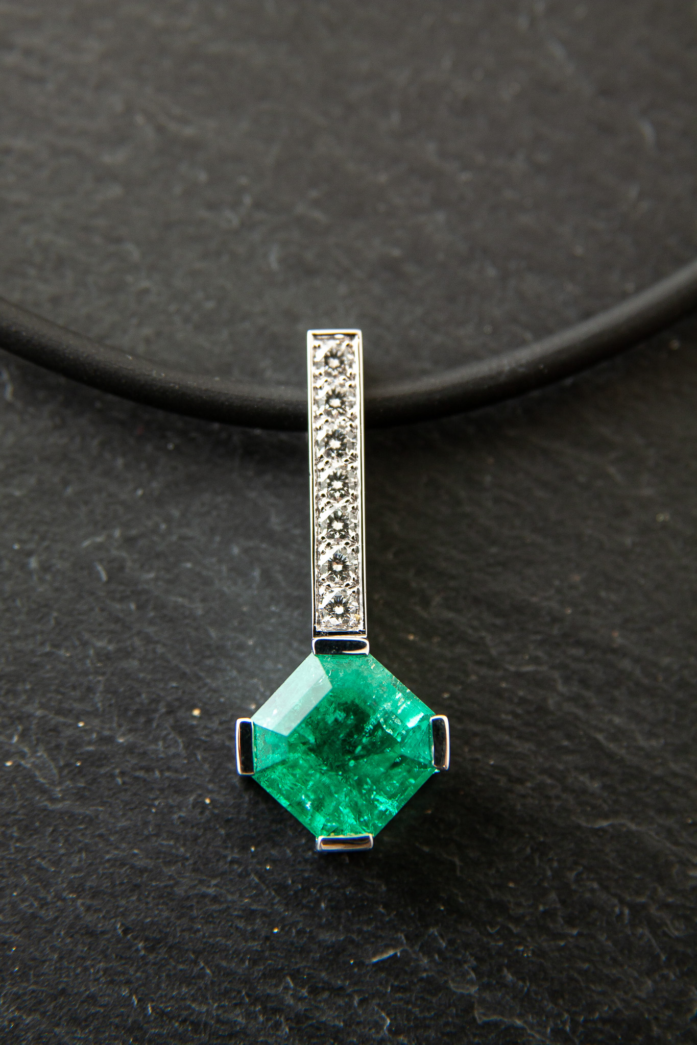 Anhänger in Weissgold 750 mit Diamanten im Brillantschliff und Smaragd Achteck 