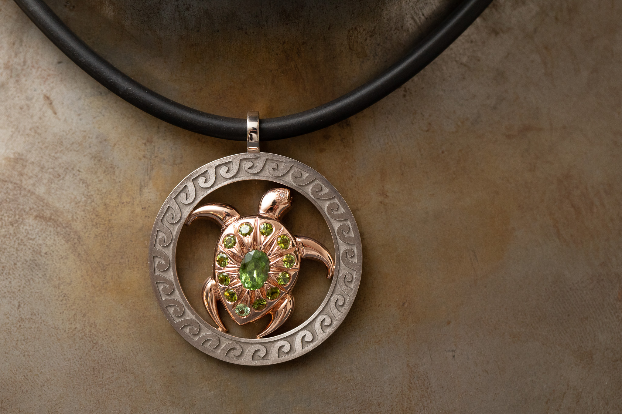 Anhänger "Schildkröte" in Rot.-Weissgold 750 mit Turmaline im Brillantschliff und oval, facettiert