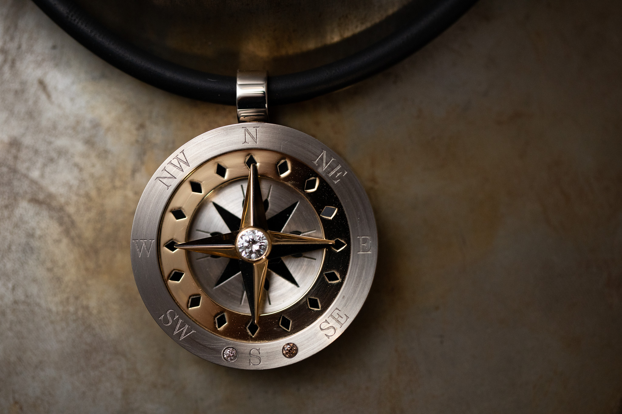 Anhänger in Weiss.-Gelbgold 750 mit Jade und Diamanten im Brillantschliff