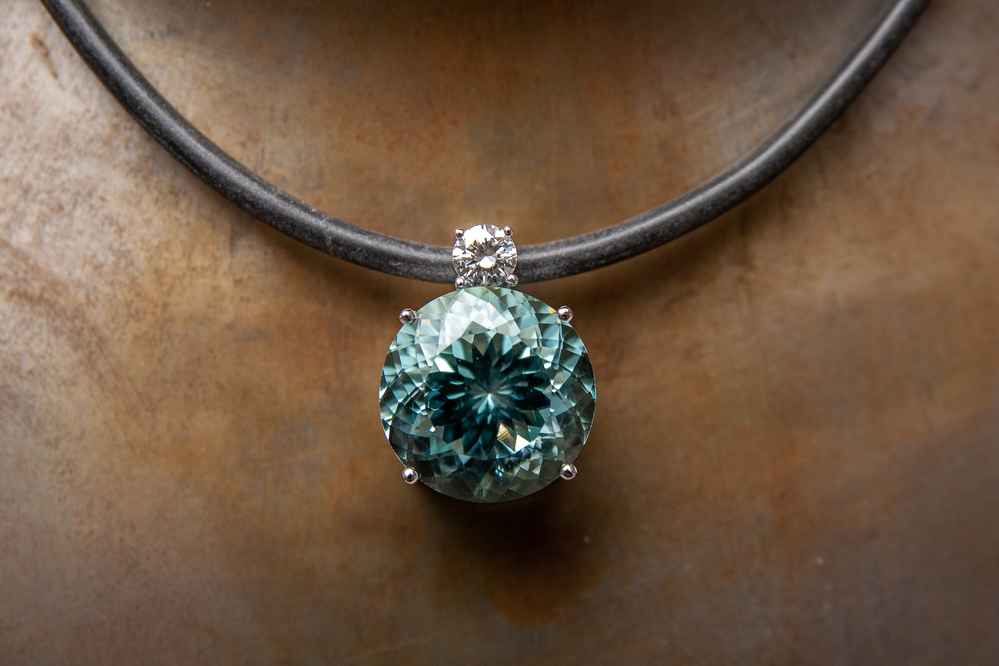 Anhänger in Weissgold 750 mit Diamanten im Brillantschliff und Turmalin im Brillantschliff