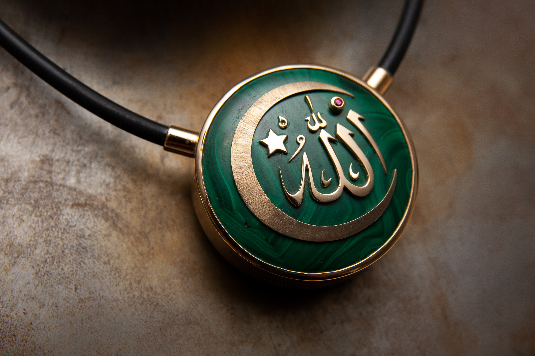 Anhänger in Gelbgold 750 mit Malachit und Rubin im Brillantschliff