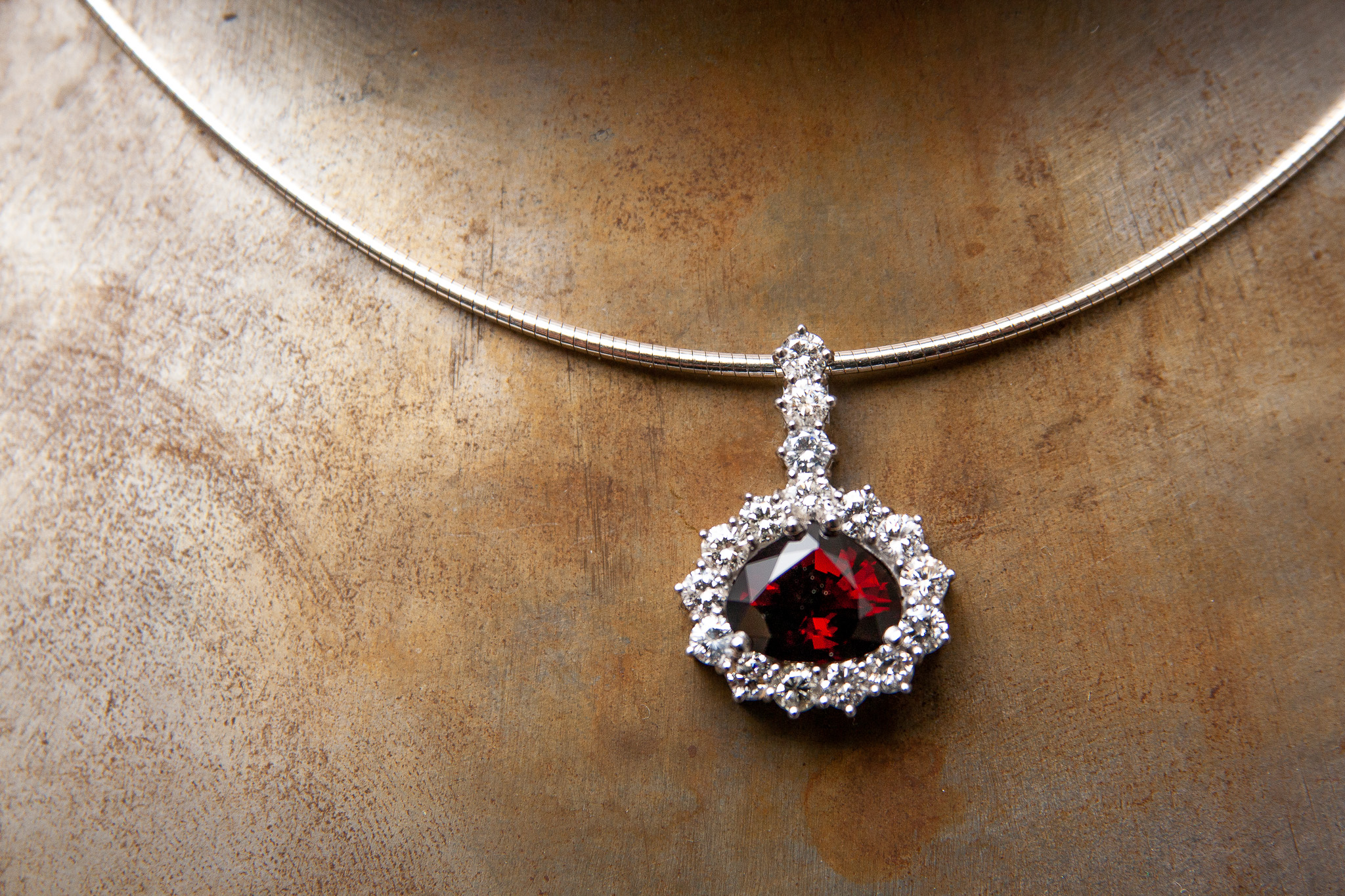 Anhänger in Weissgold 750 mit Spinell, facettiert und Diamanten im Brillantschliff 