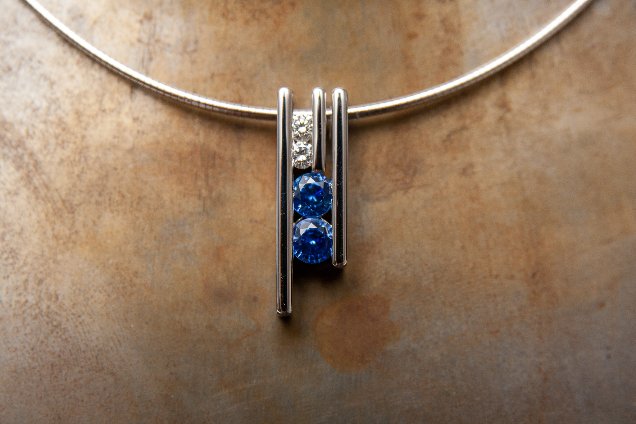 Anhänger in Weissgold 750 mit Diamanten und Saphire im Brillantschliff