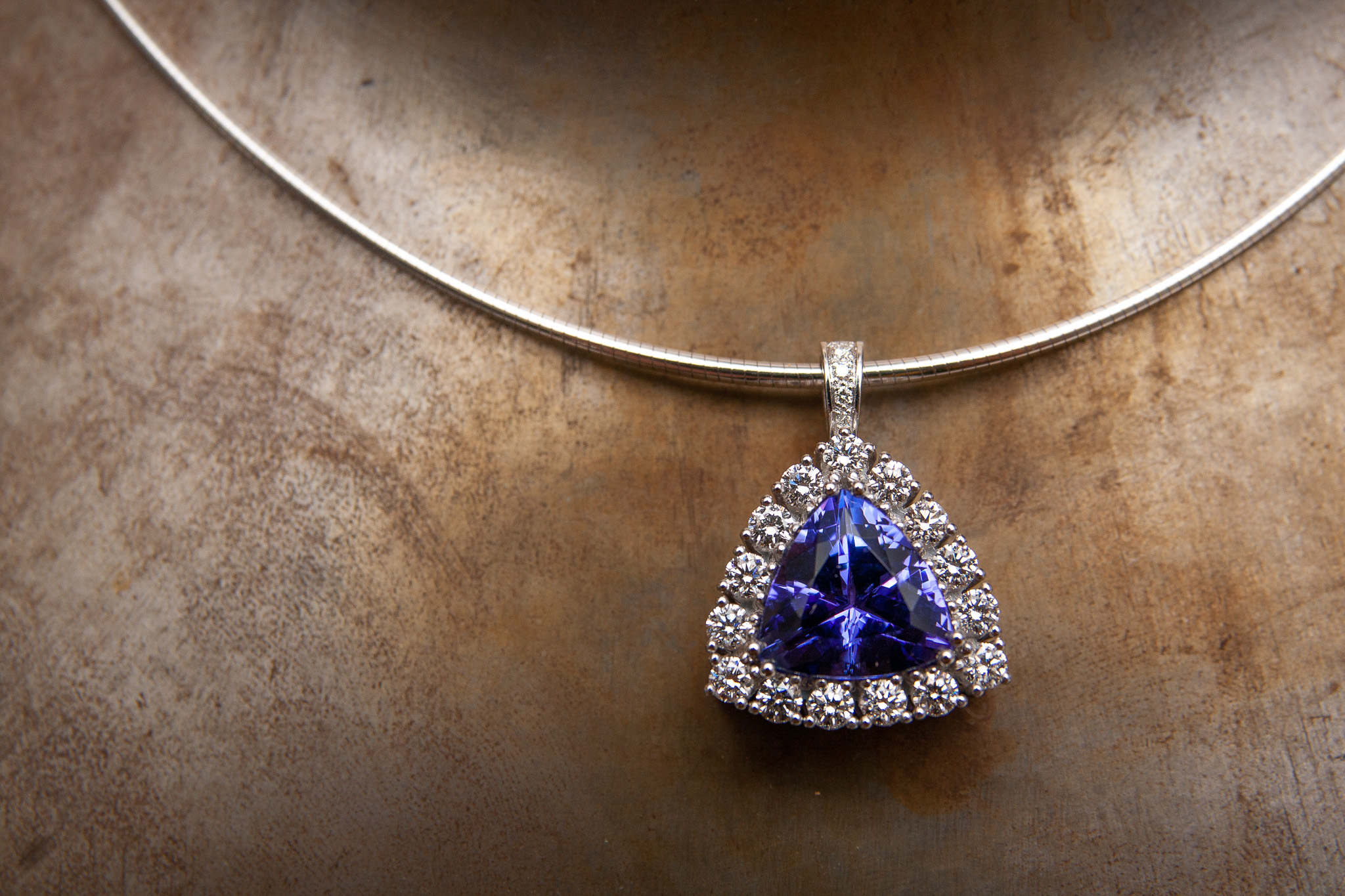 Anhänger in Weissgold 750 mit Tansanit Triangel und Diamanten im Brillantschliff 