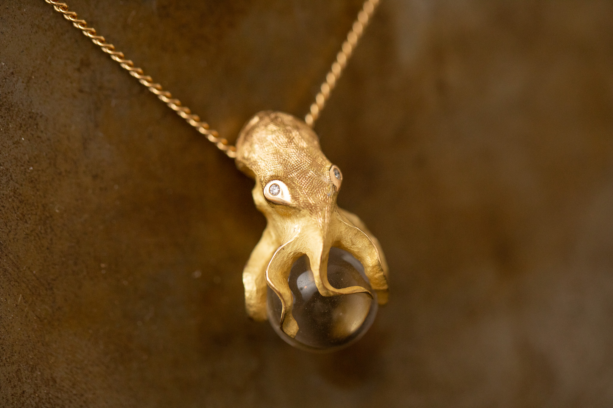 Anhänger "Oktopus" in Gelbgold 750 mit Diamanten im Brillantschliff und Bergkristall Kugel