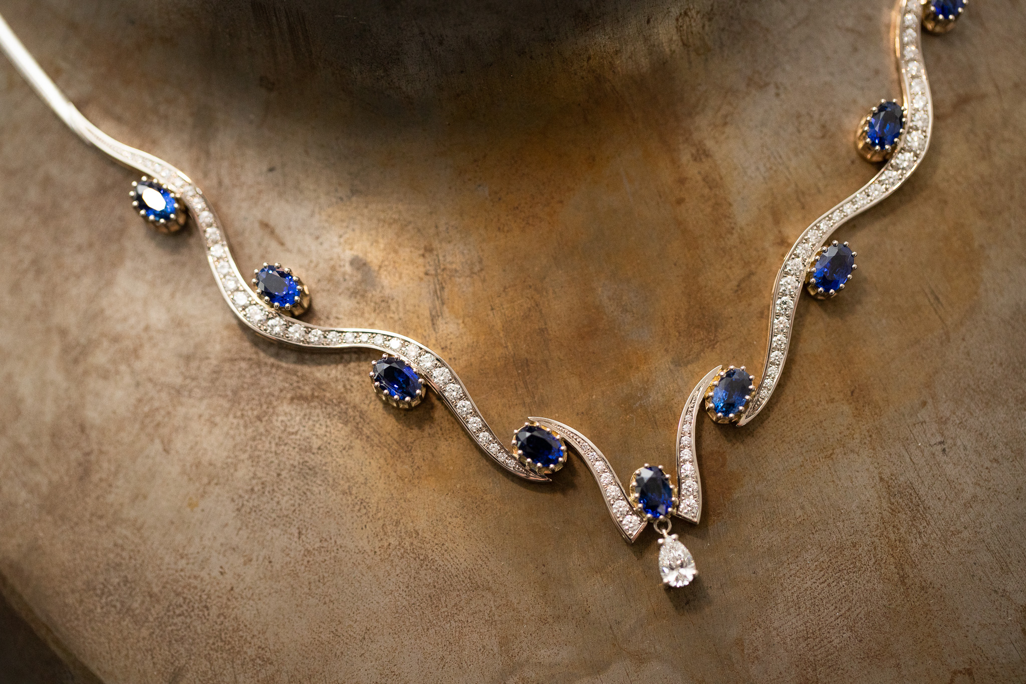 Collier in Rosé.-Weissgold 750 mit Diamanten im Brillantschliff und Diamanten Tropfenförmig, Saphire, oval, facettiert