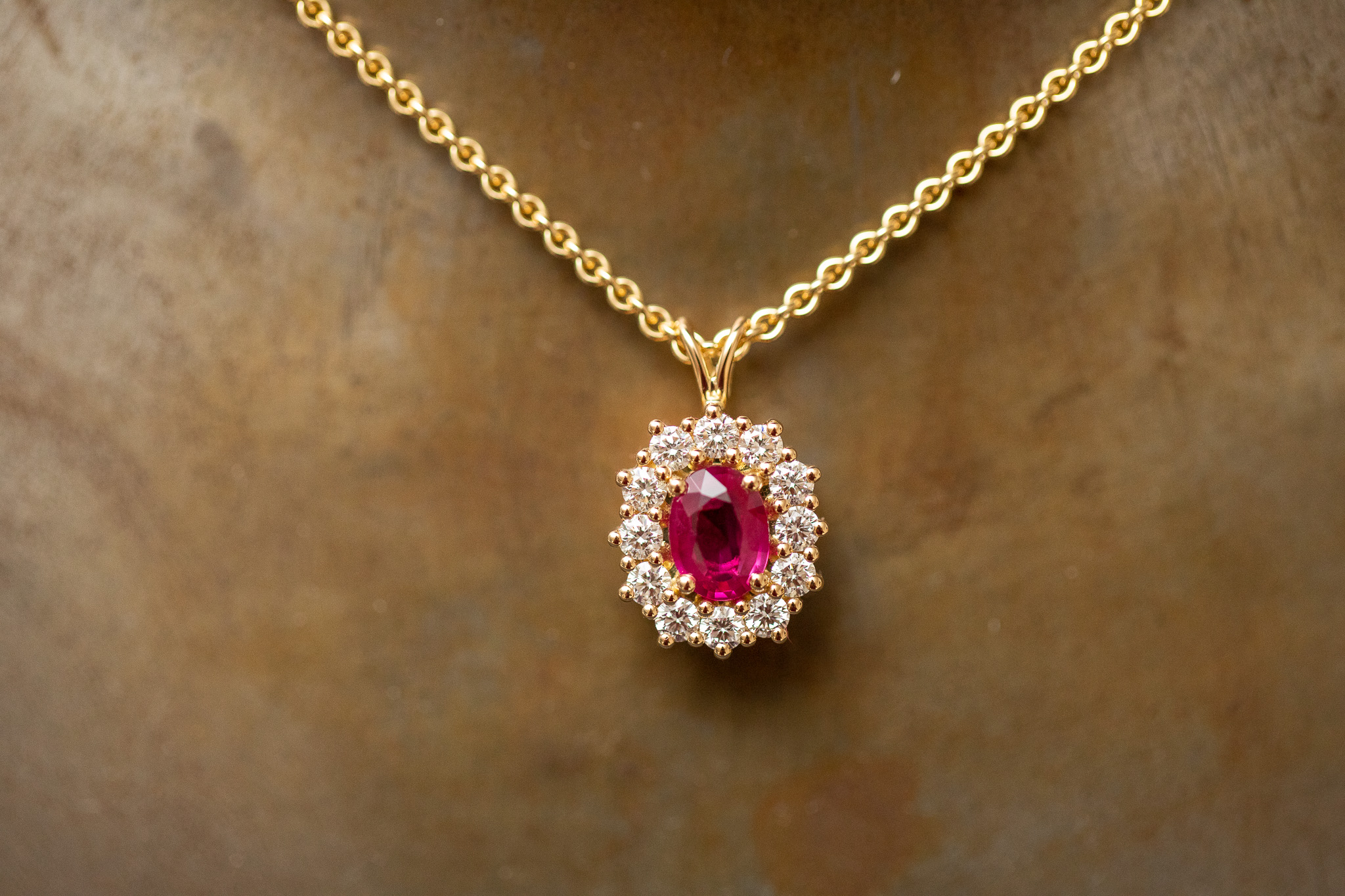 Anhänger in Gelbgold 750 mit Diamanten im Brillantschliff und Rubin, oval, facettiert