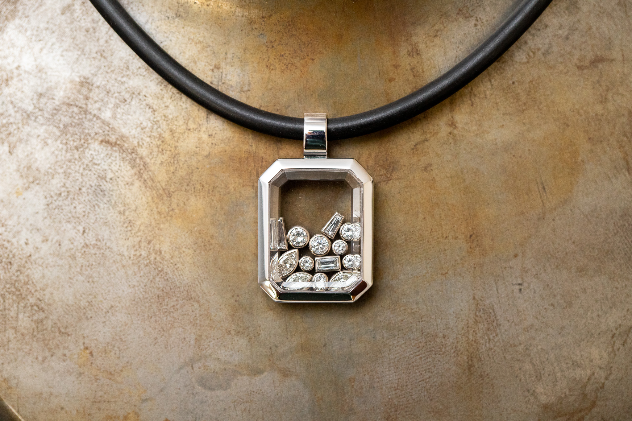 Anhänger in Weissgold 750 mit Diamanten im Brillantschliff, Baguetten, Trapez und Navetten