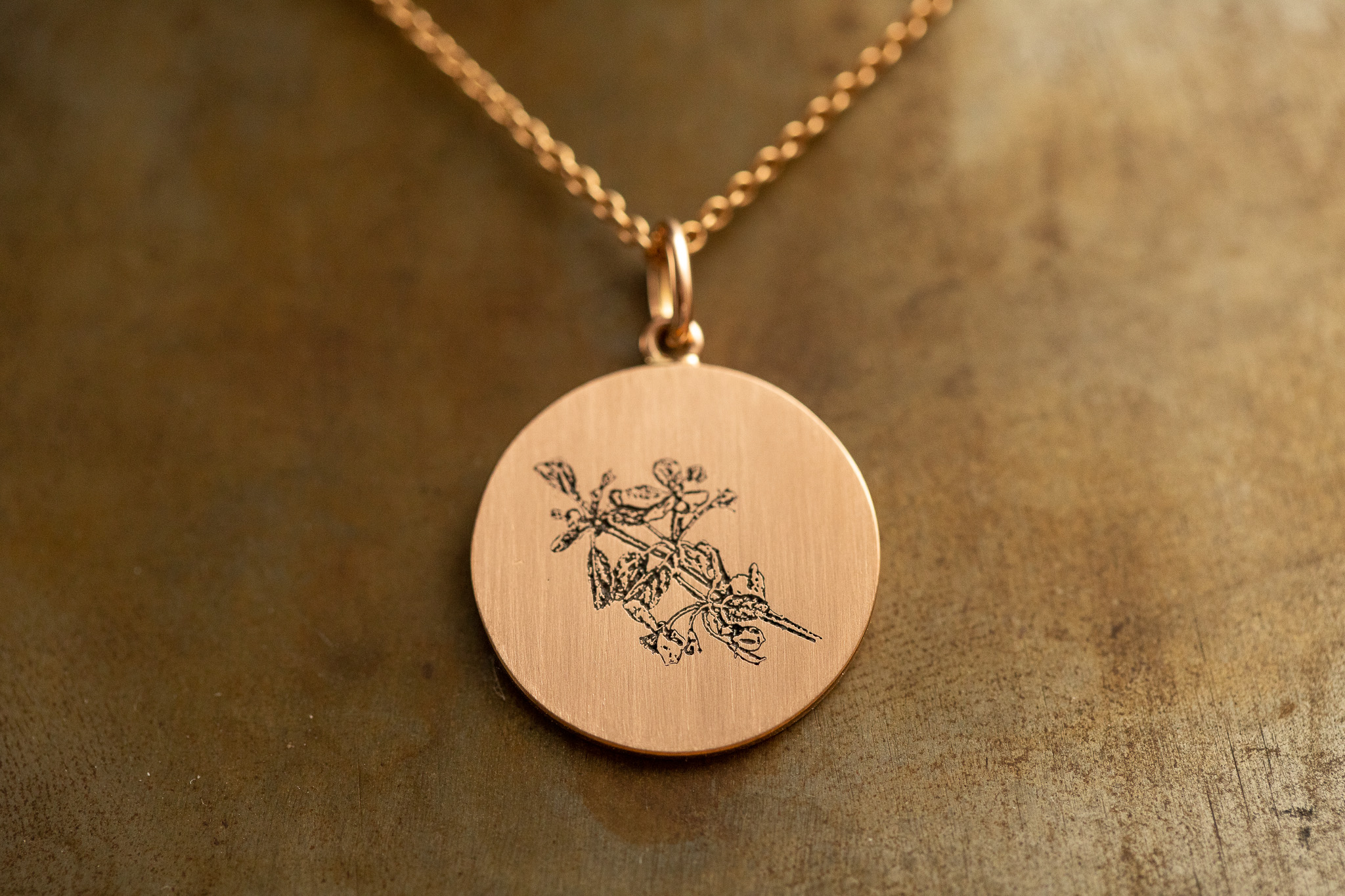 Anhänger in Gelbgold 750, Lasergravur, Apfelzweig