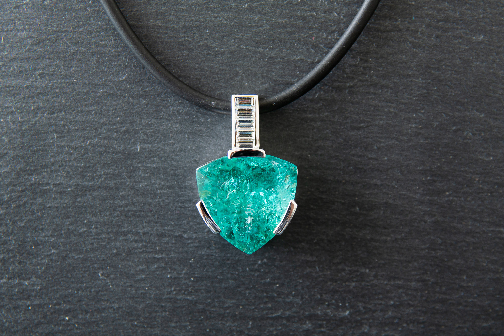 Anhänger in Weissgold 750 mit Paraiba - Turmalin Triangel und Diamant Baguetten