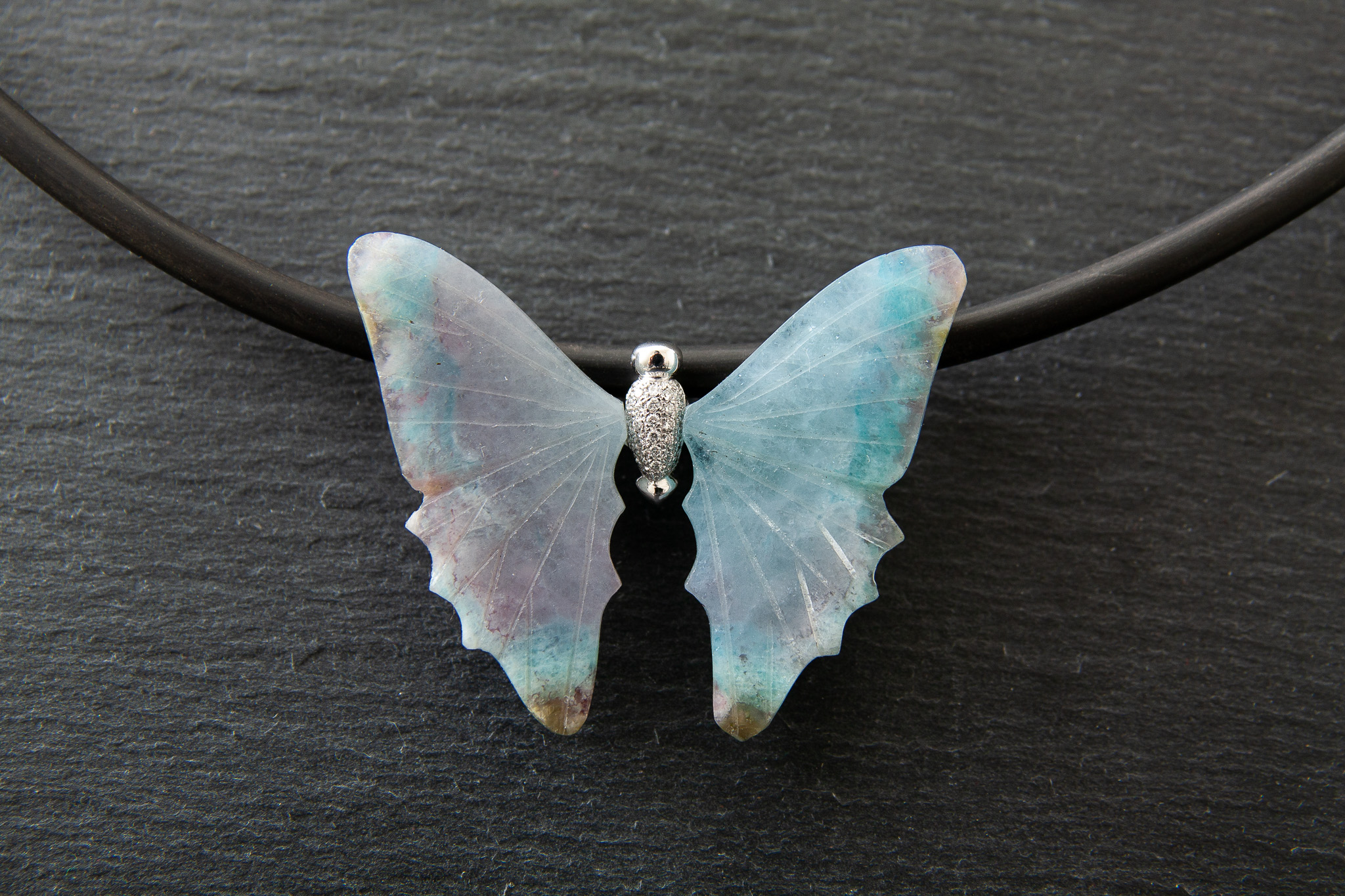 Anhänger "Schmetterling" in Weissgold 750 mit Turmalin und Diamanten im Brillantschliff