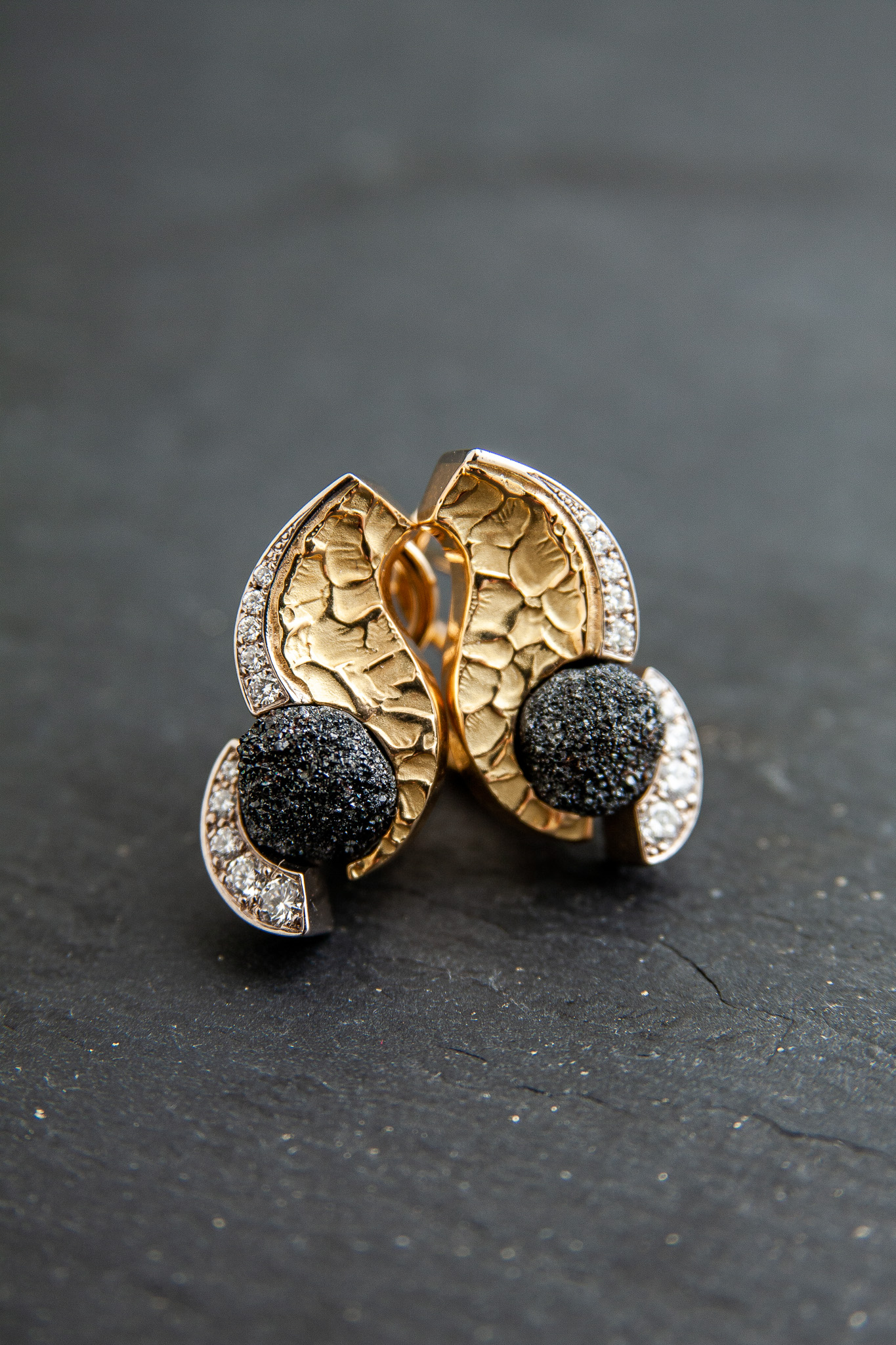 Ohrclip in Gelb.-Weissgold 750 mit Diamanten im Brillantschliff und Platinerz