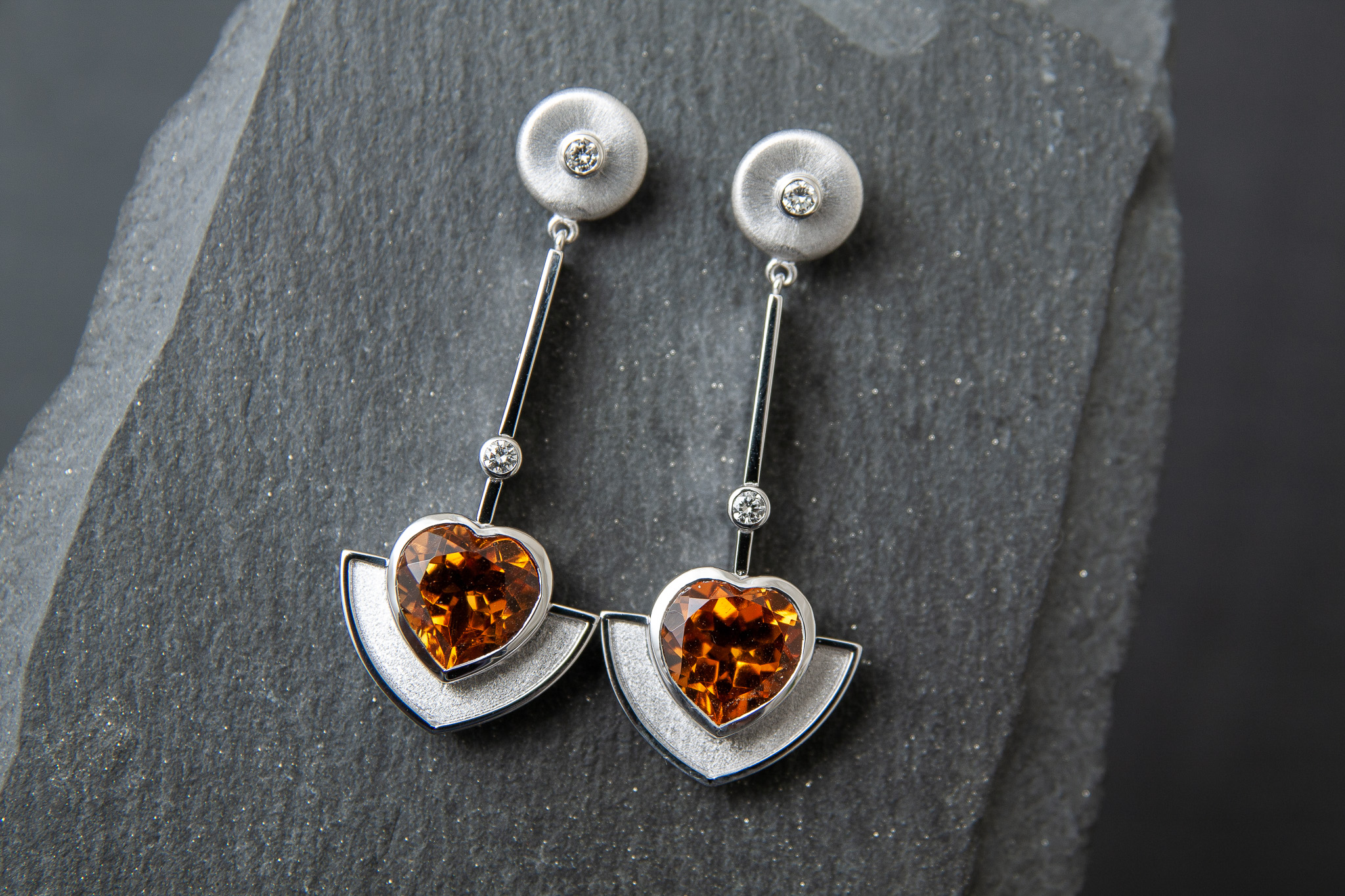 Ohrhänger in Weissgold 750 mit Citrine in Herzform und Diamanten im Brillantschliff