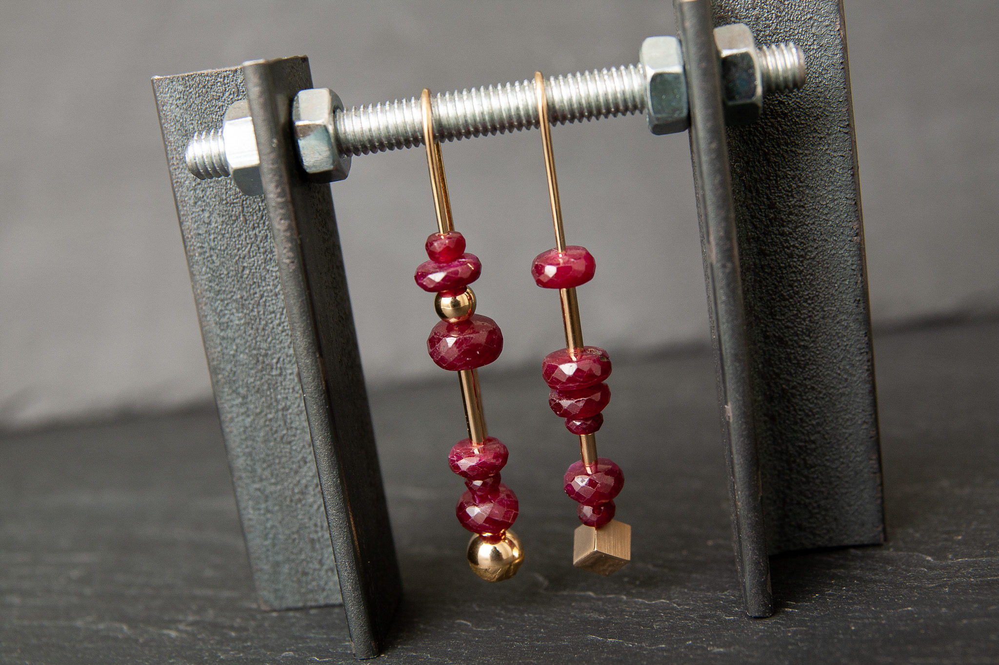 Ohrhänger in Gelbgold 750 mit Rubine, facettiert