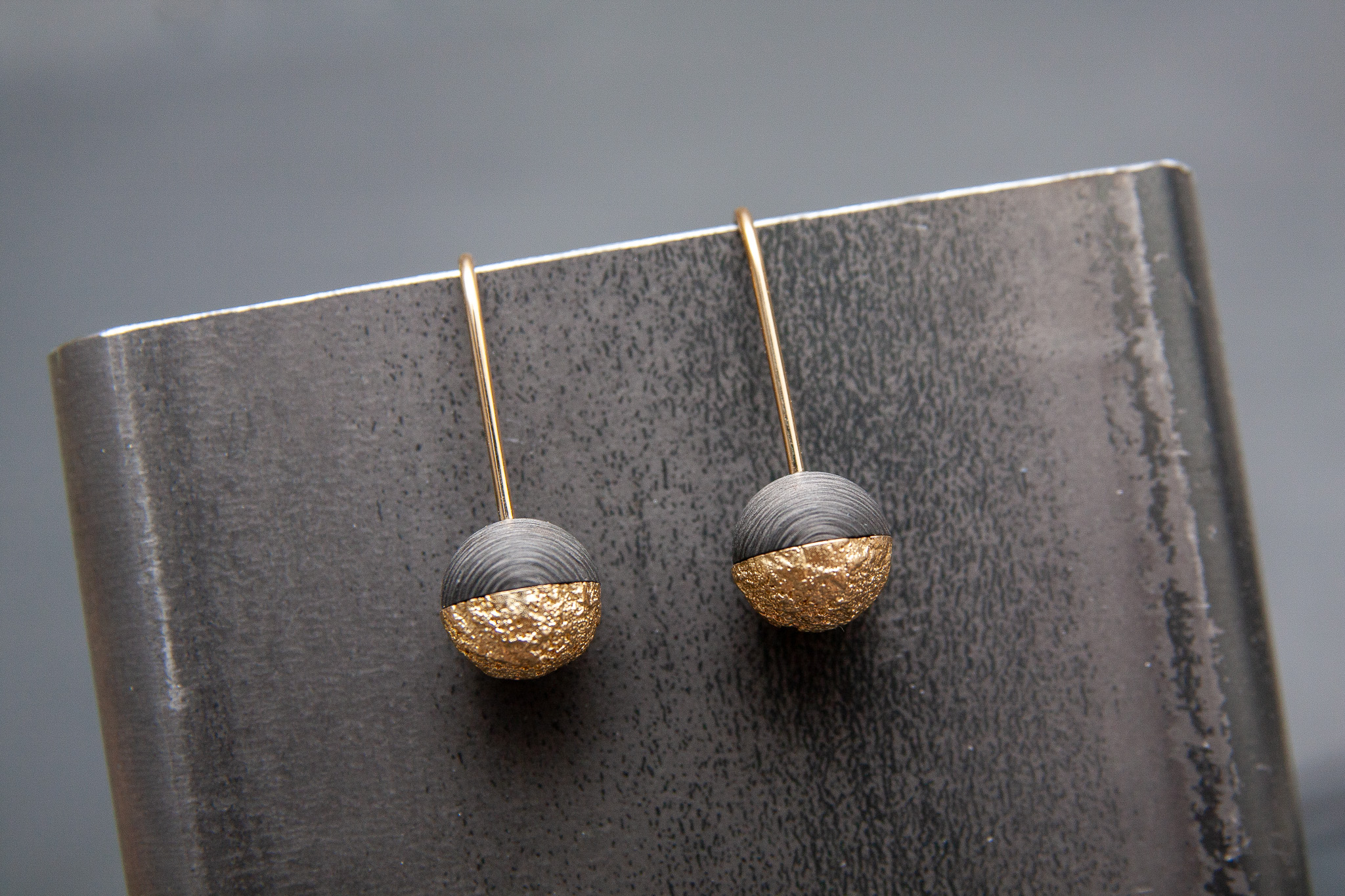 Ohrhänger in Gelbgold 750 mit Carbon