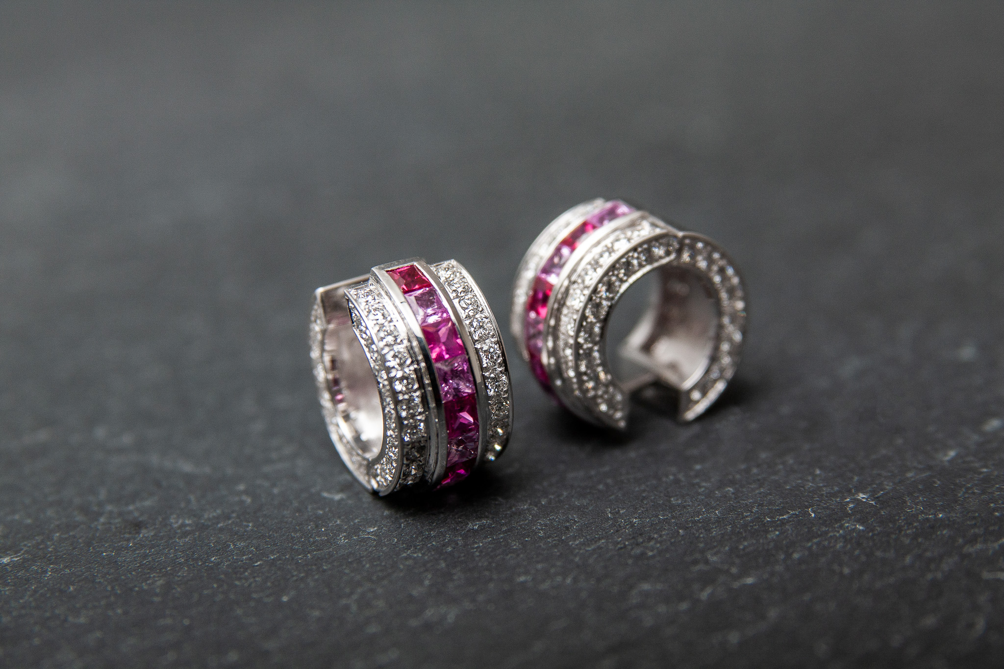 Creolen in Weissgold 750 mit Diamanten im Brillantschliff und Saphire Carré