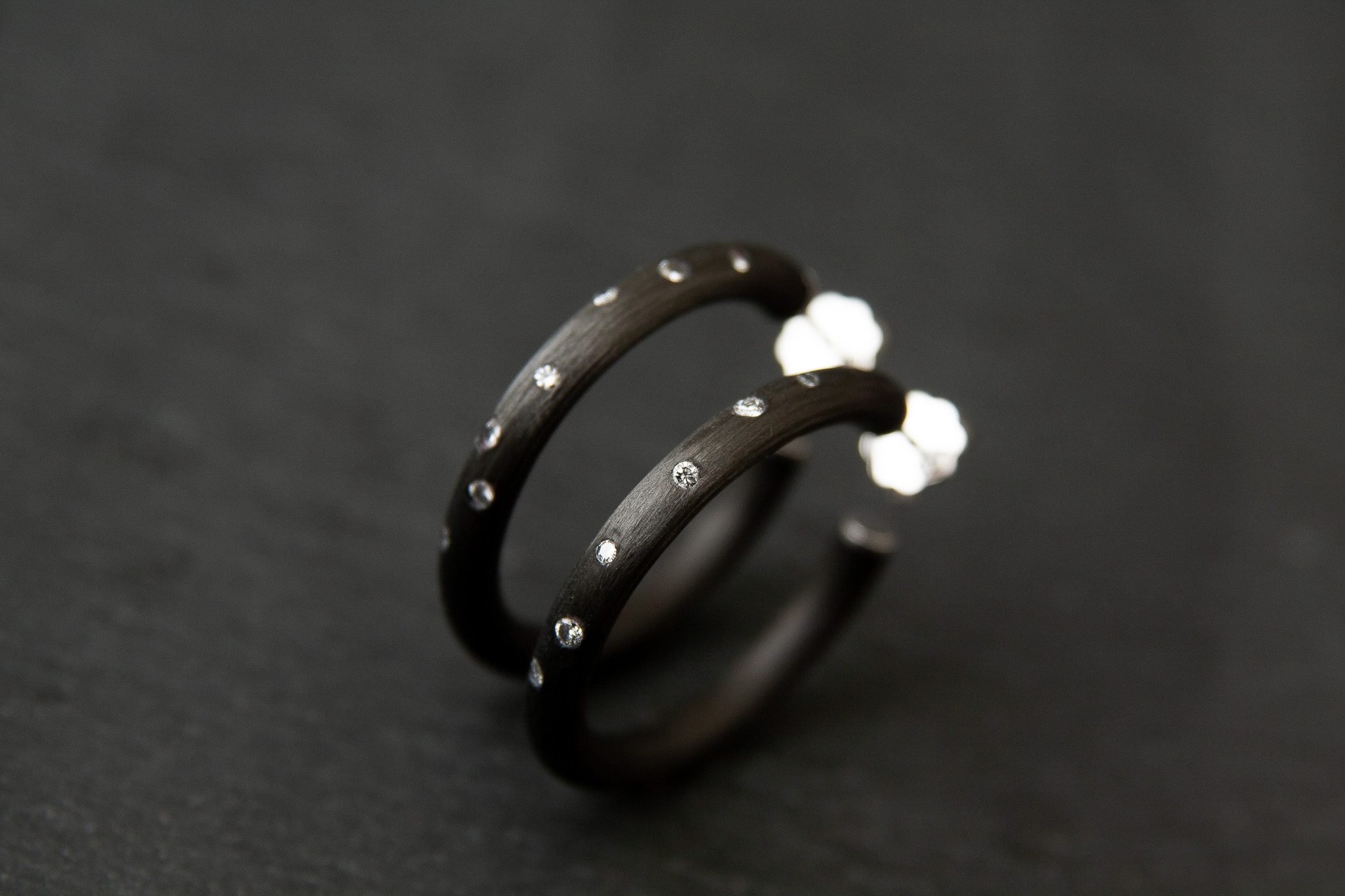 Creolen aus Carbon und Weissgold 750 mit Diamanten im Brillantschliff