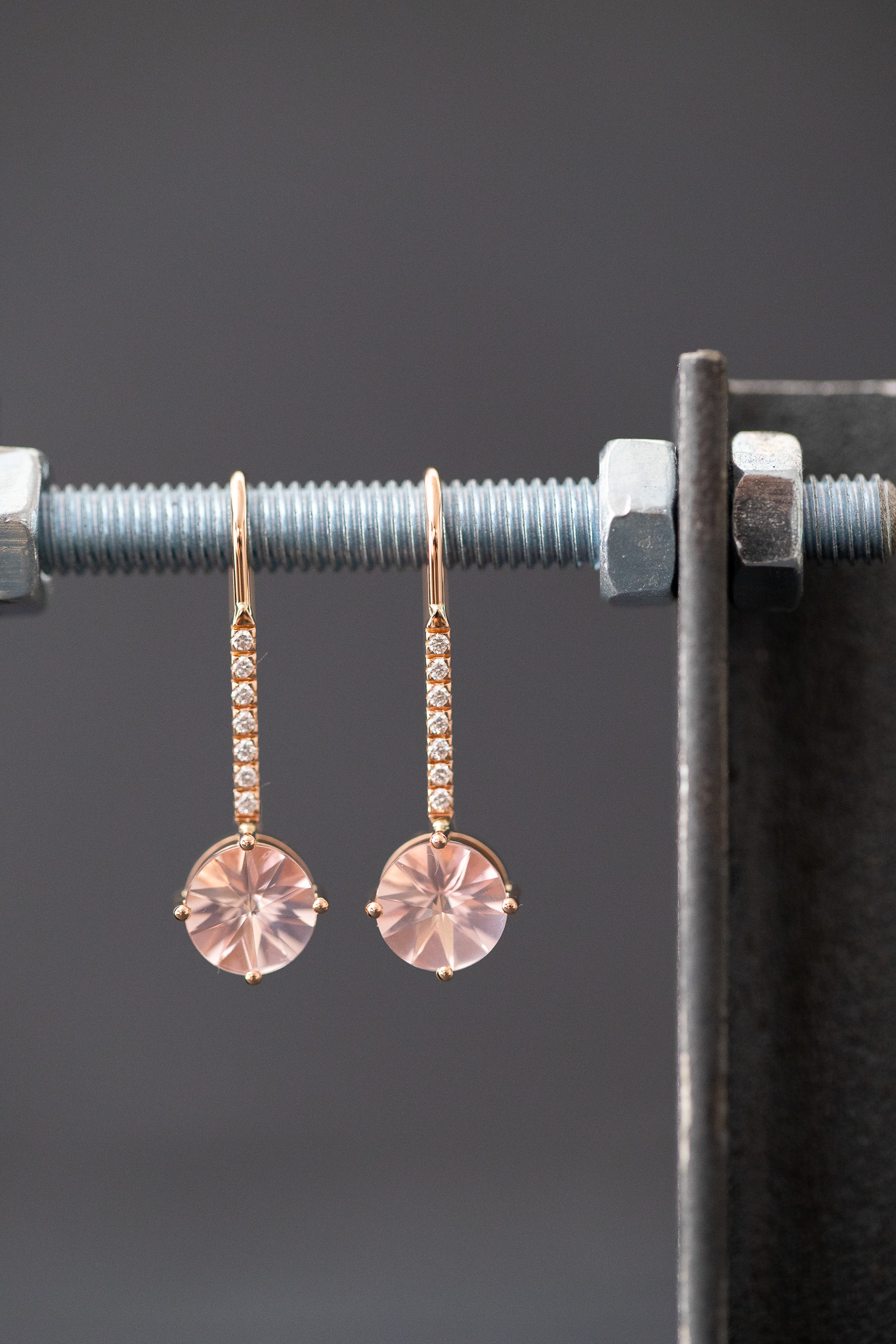 Ohrhänger in Roségold 750 mit Rosenquarz und Diamanten im Brillantschliff