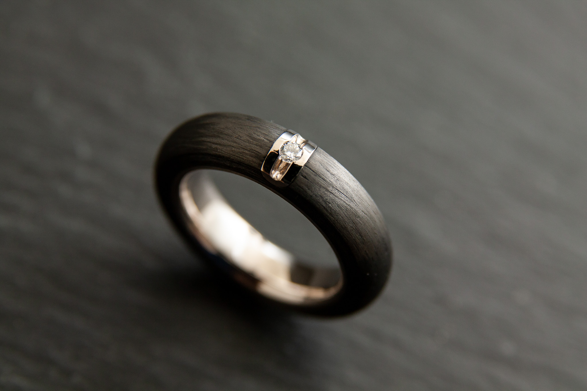 Damenring in Weissgold 750 mit Carbon und Diamanten im Brillantschliff