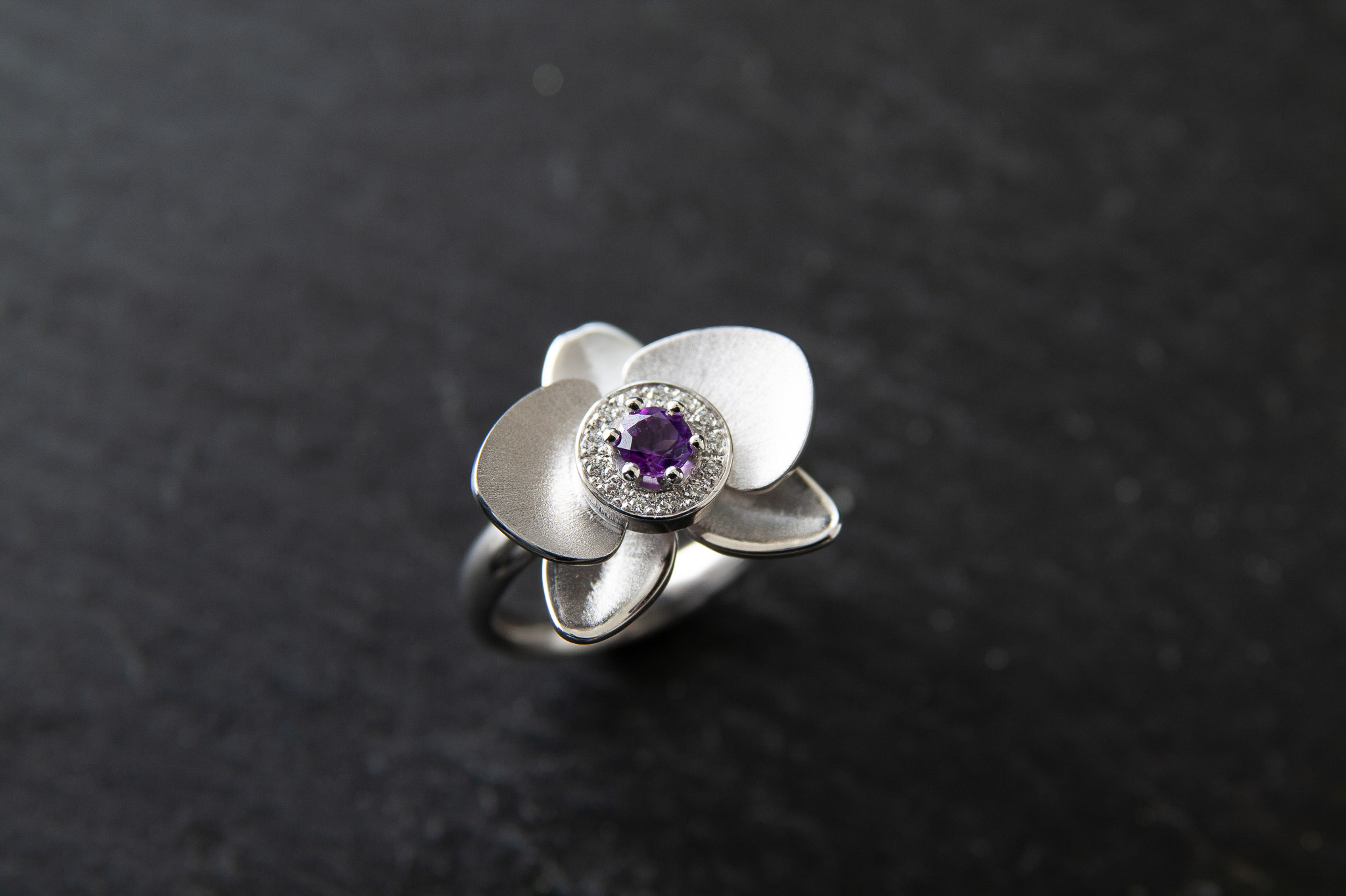 Damenring "Orchidee" in Weissgold 750 mit Diamanten und Amethyst im Brillantschliff