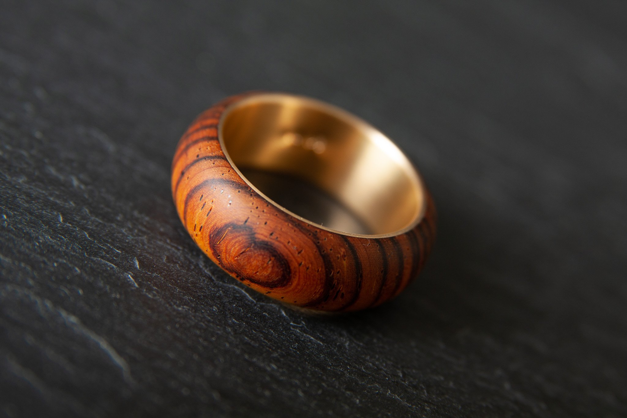 Herrenring in Gelbgold 750 mit Holz