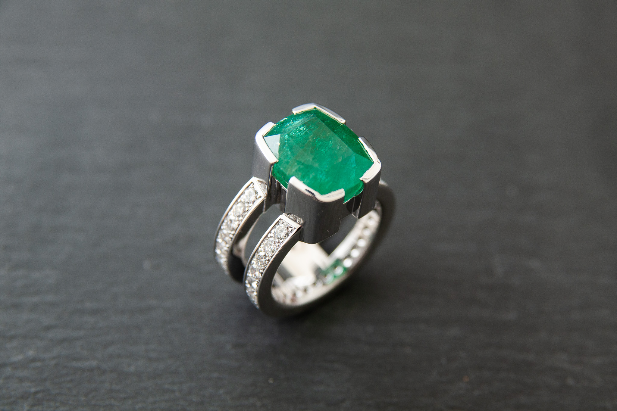 Damenring in Weissgold 750 mit Diamanten im Brillantschliff und Smaragd Antik