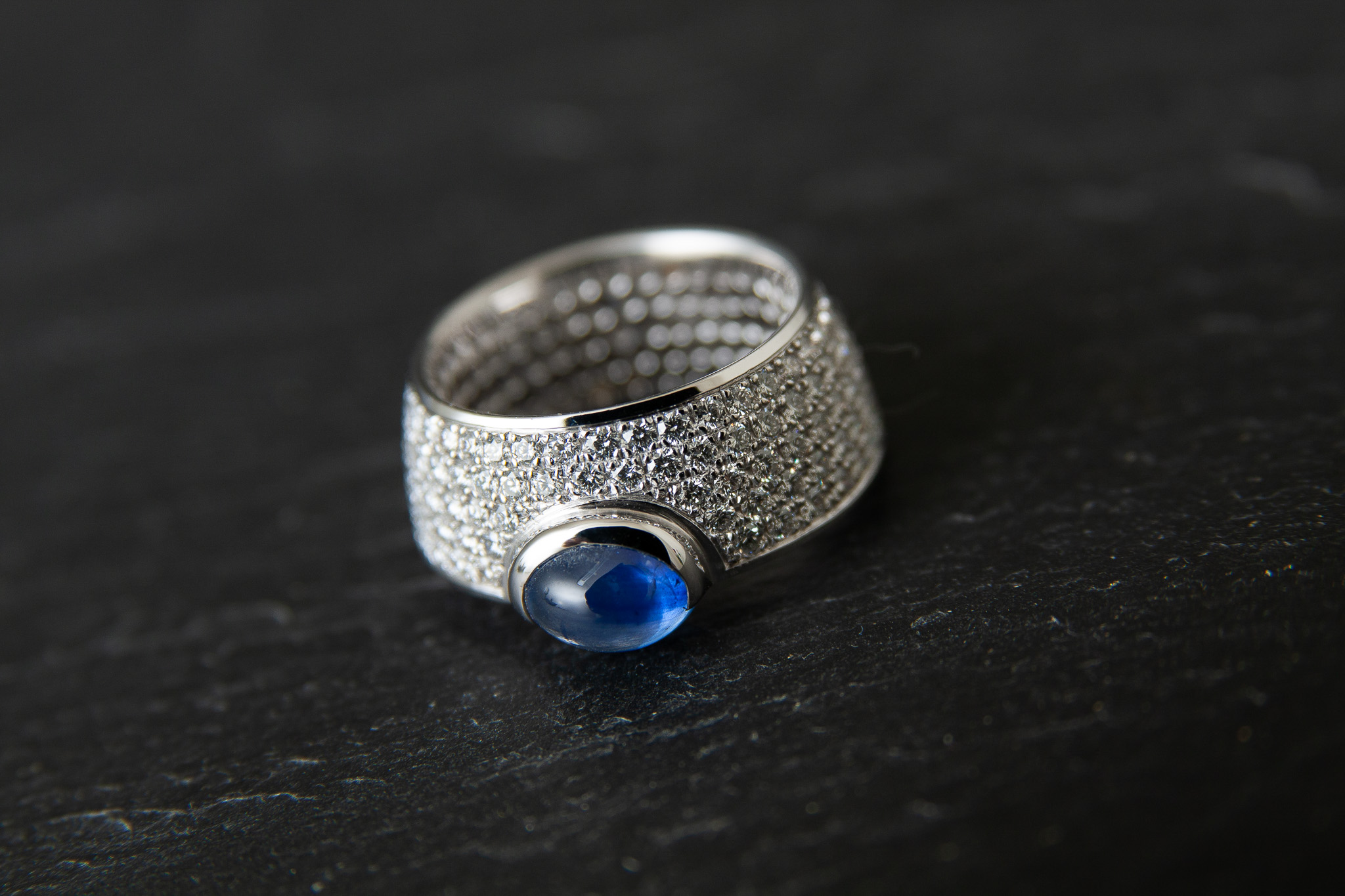 Damenring in Weissgold 750 mit Diamanten im Brillantschliff und Saphir Cabochon