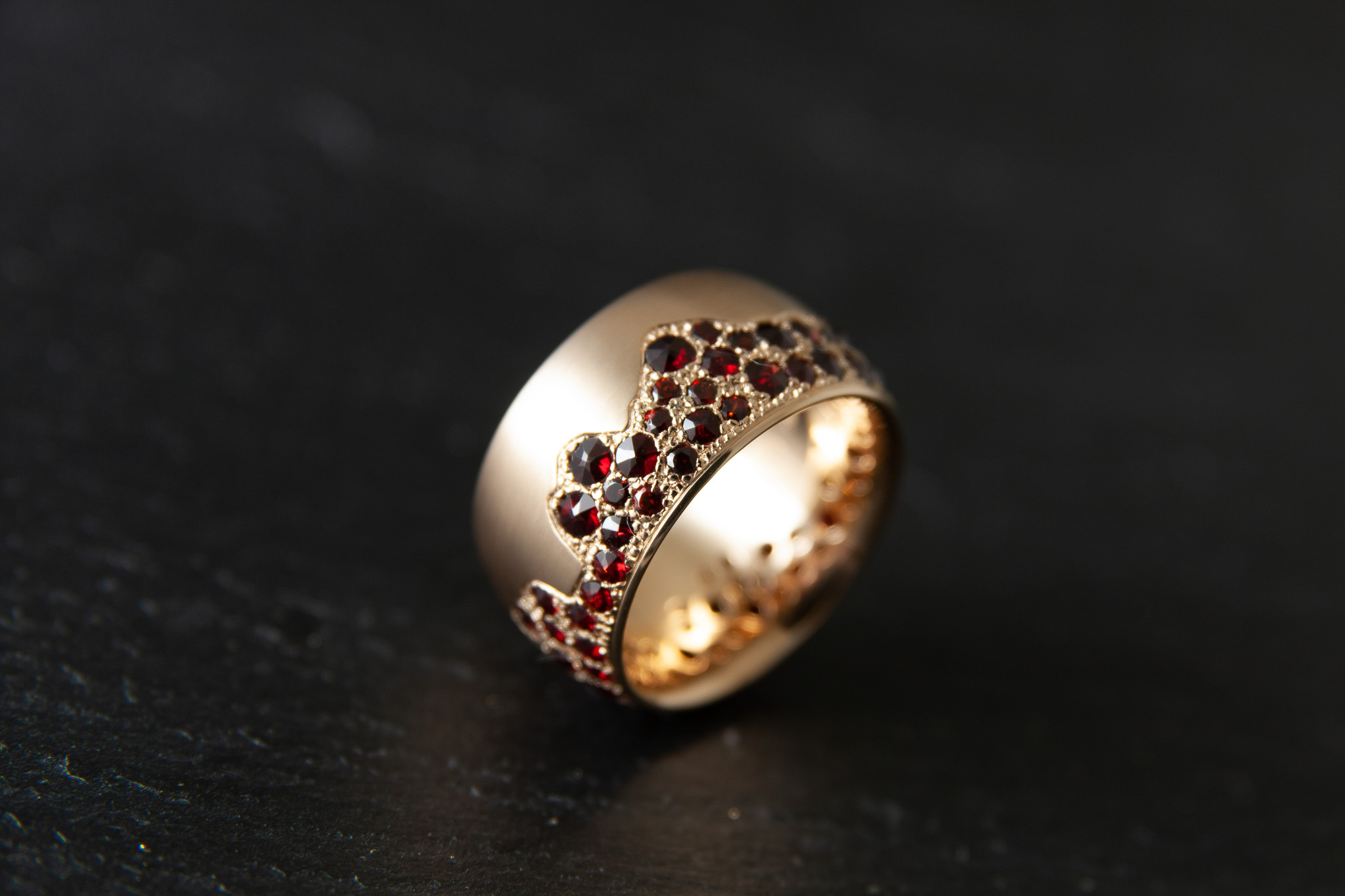 Damenring in Gelbgold 750 mit Granate im Brillantschliff