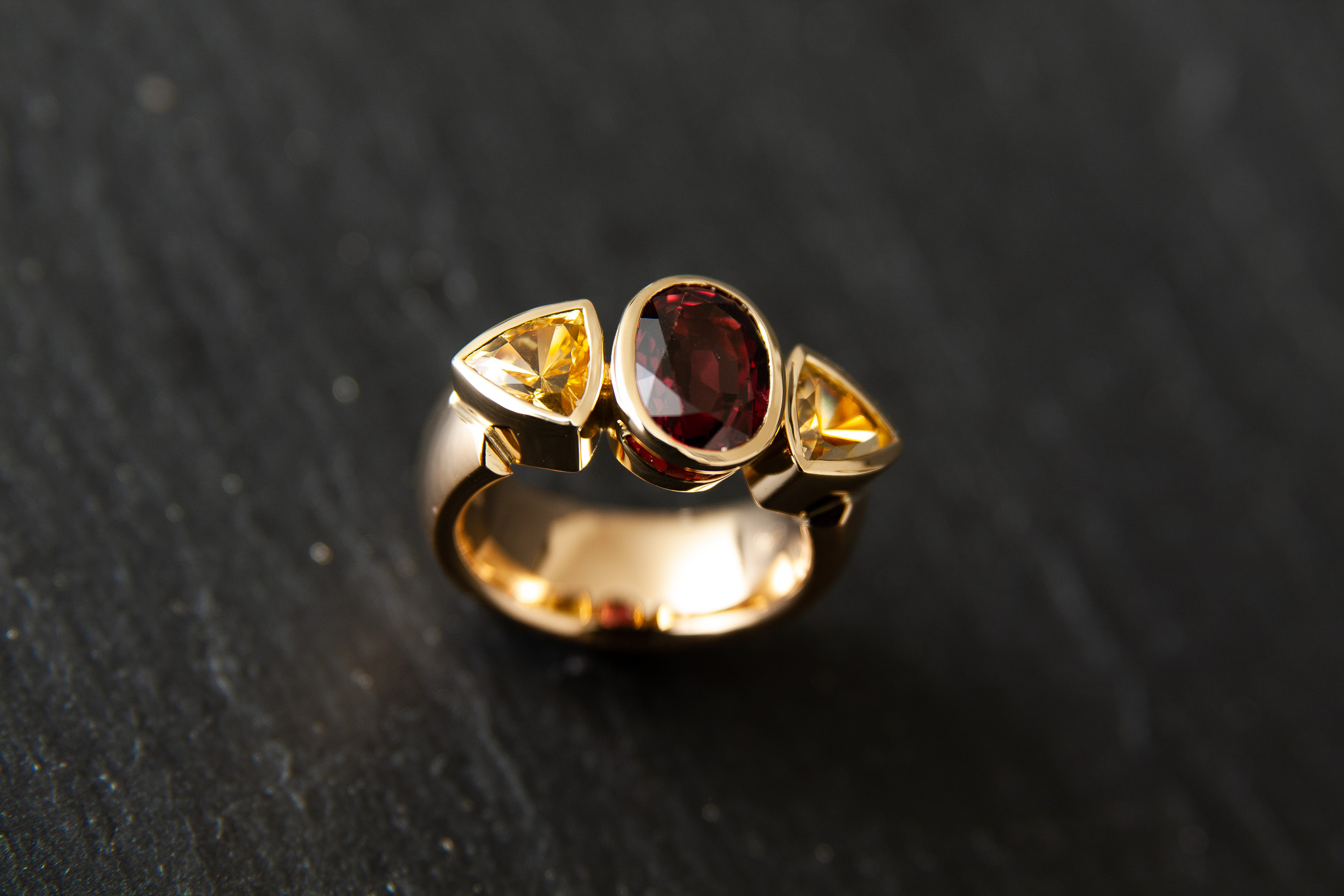 Damenring in Gelbgold 750 mit Rubin oval und Saphiren in Triangelform