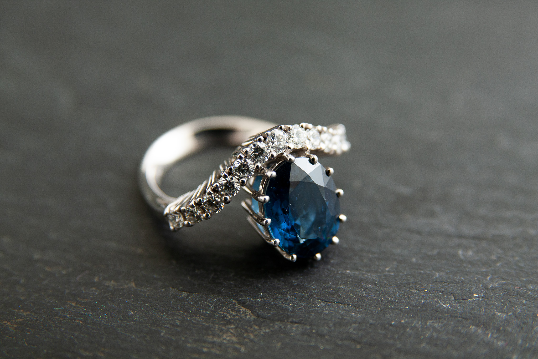 Damenring in Weissgold 750 mit Diamanten im Brillantschliff und Saphir oval