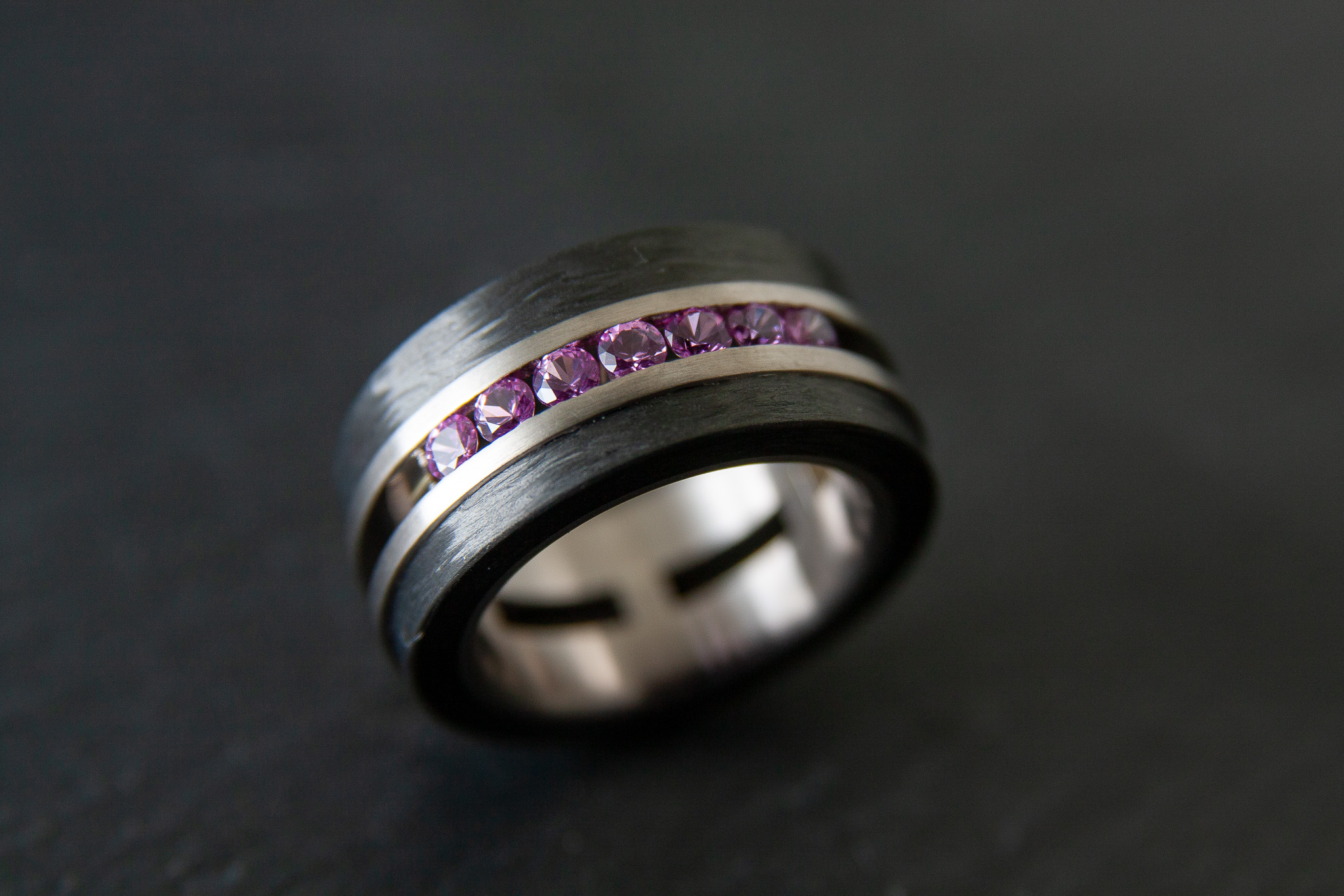 Damenring in Weissgold 750 mit Carbon und Amethysten im Brillantschliff