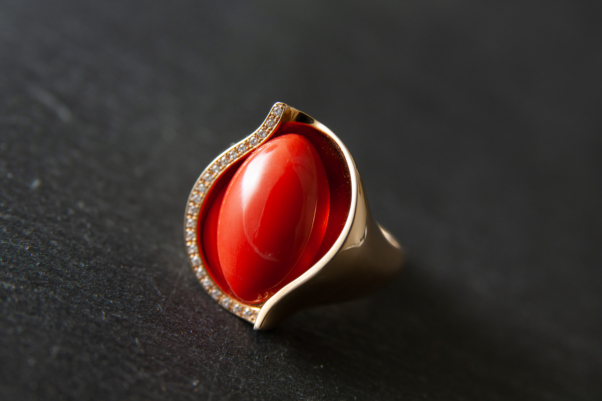Damenring in Gelbgold 750 mit Koralle Navettenförmig und Diamanten im Brillantschliff