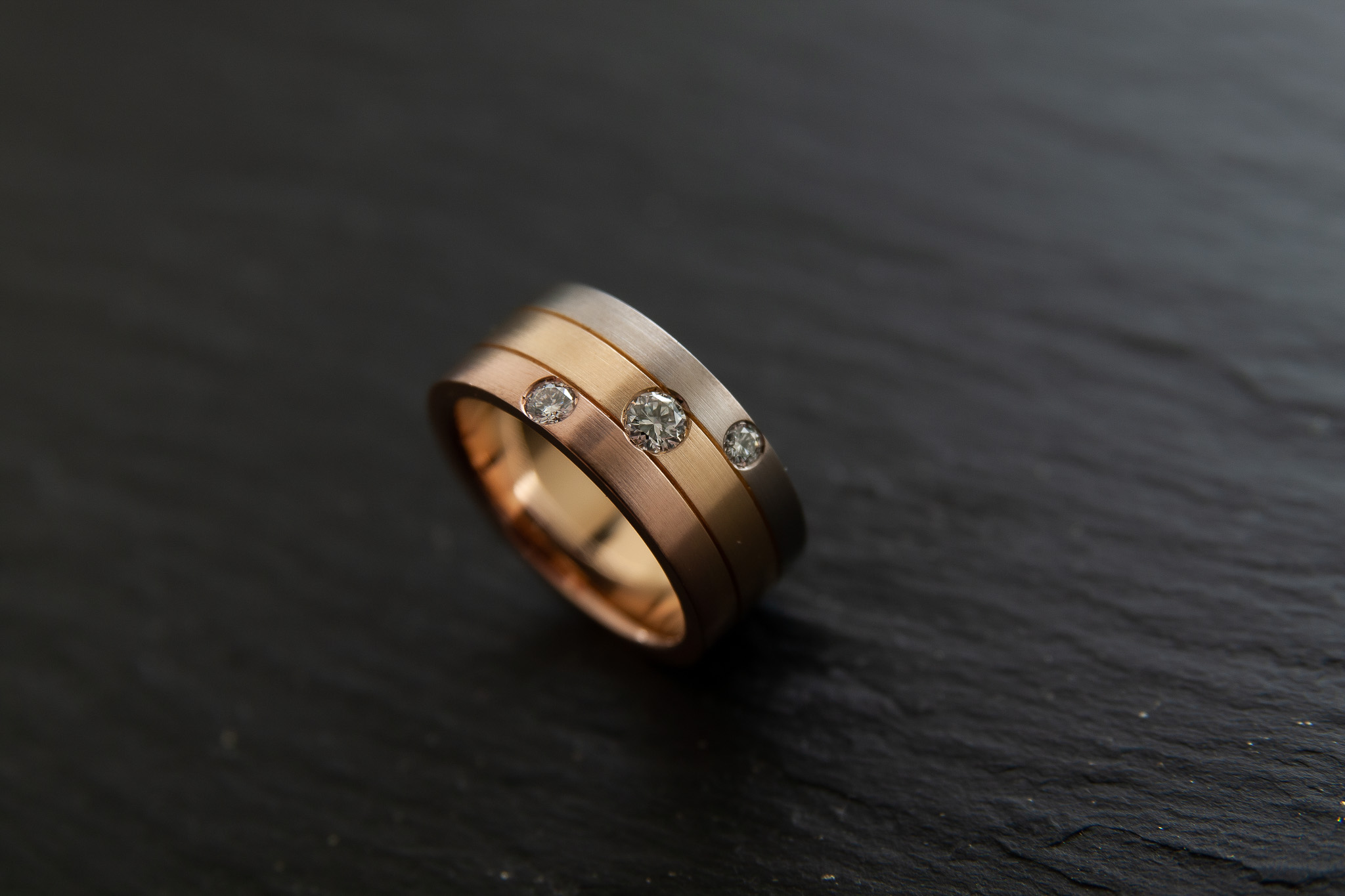 Damenring in Gelb.-Rot und Weissgold 750 mit Diamanten im Brillantschliff